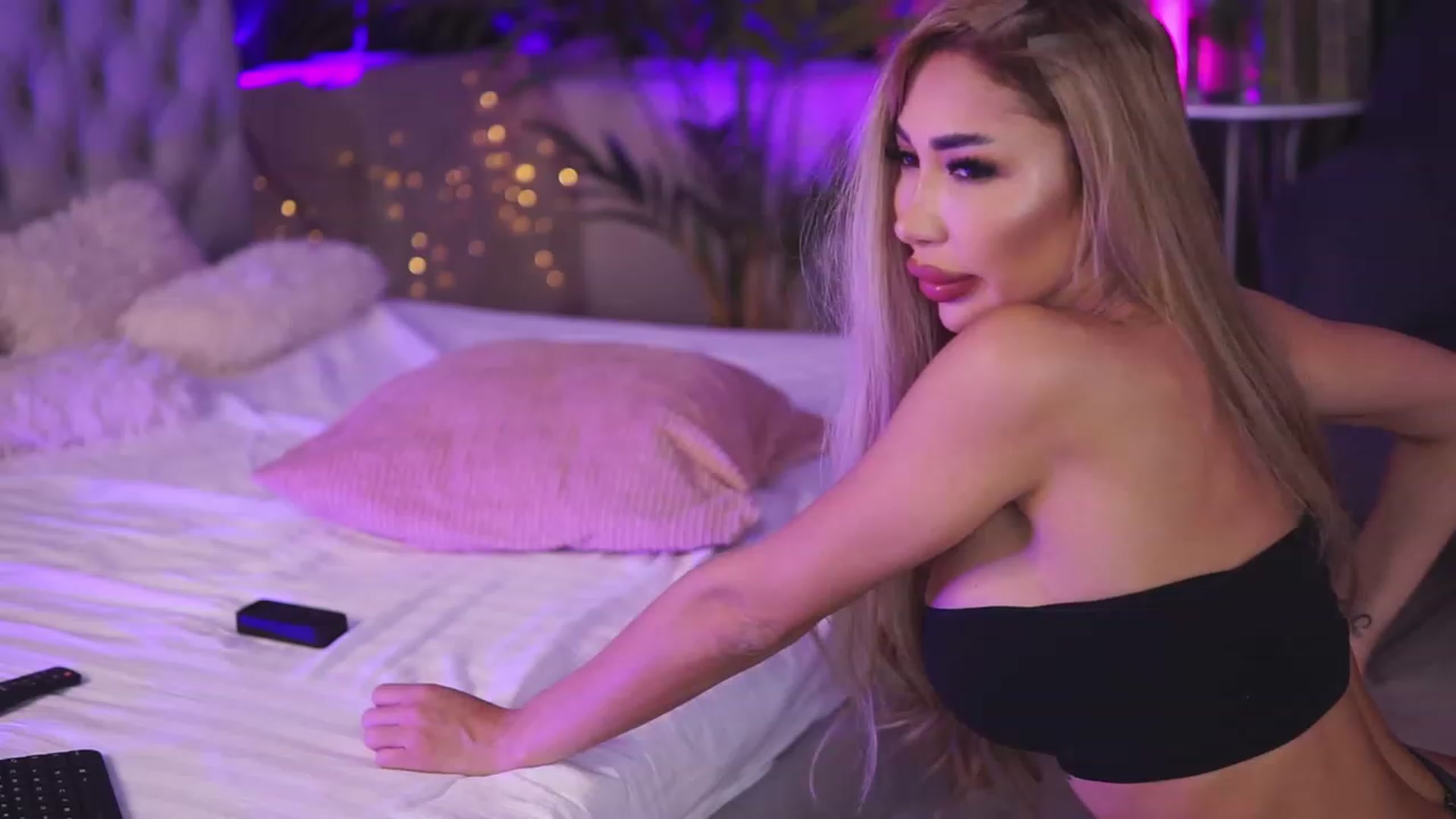 Gallery image thumbnail from Missmo0n1's myfreecams stream on, 10/15/2023, 19:52 image 3 of 20
