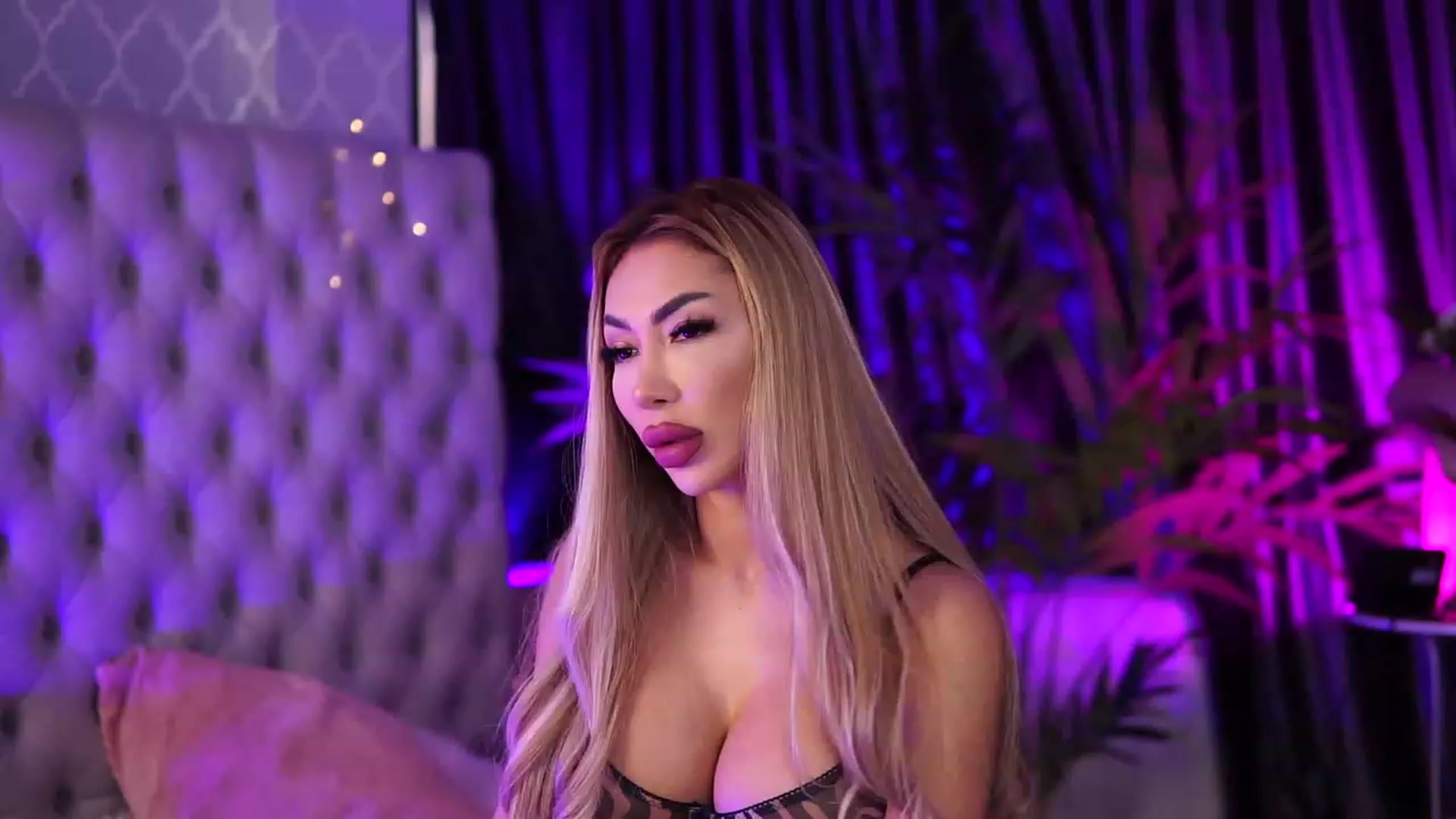 Gallery image thumbnail from Missmo0n1's myfreecams stream on, 10/19/2023, 15:39 image 15 of 20