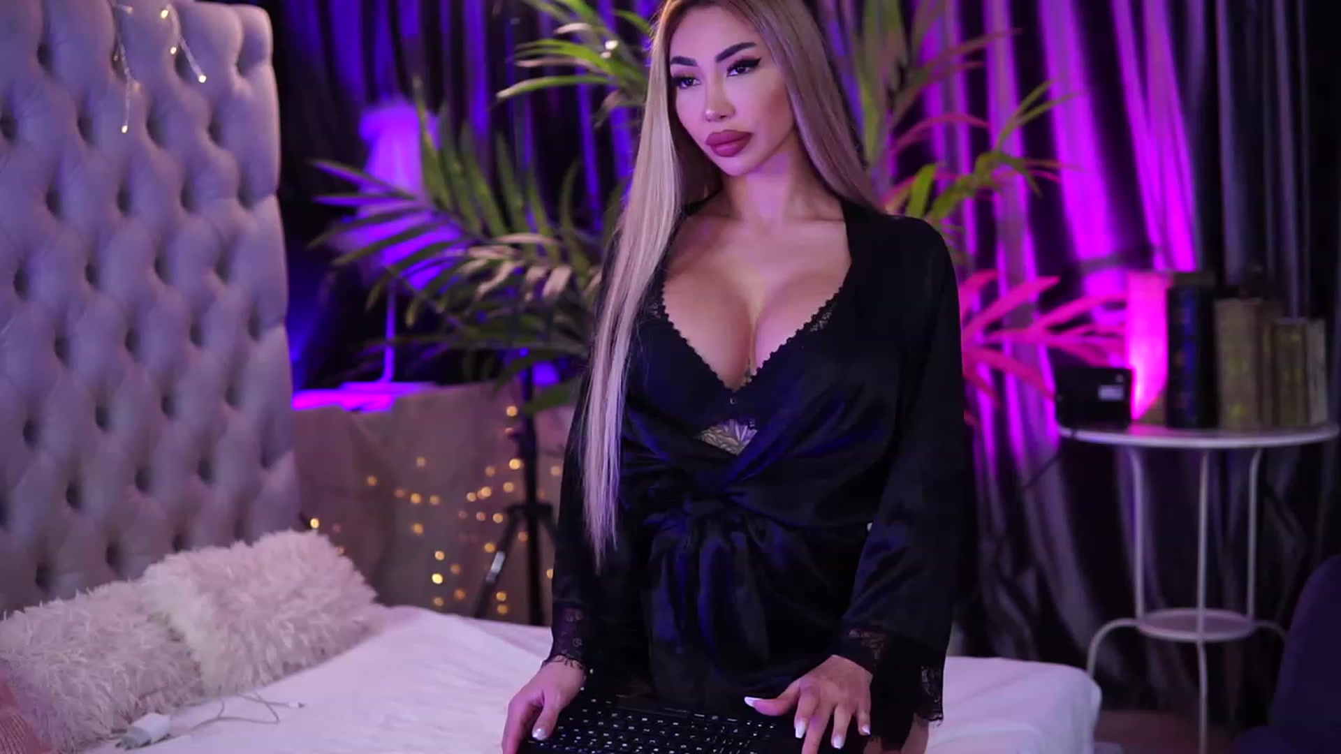 Gallery image thumbnail from Missmo0n1's myfreecams stream on, 10/20/2023, 16:01 image 20 of 20