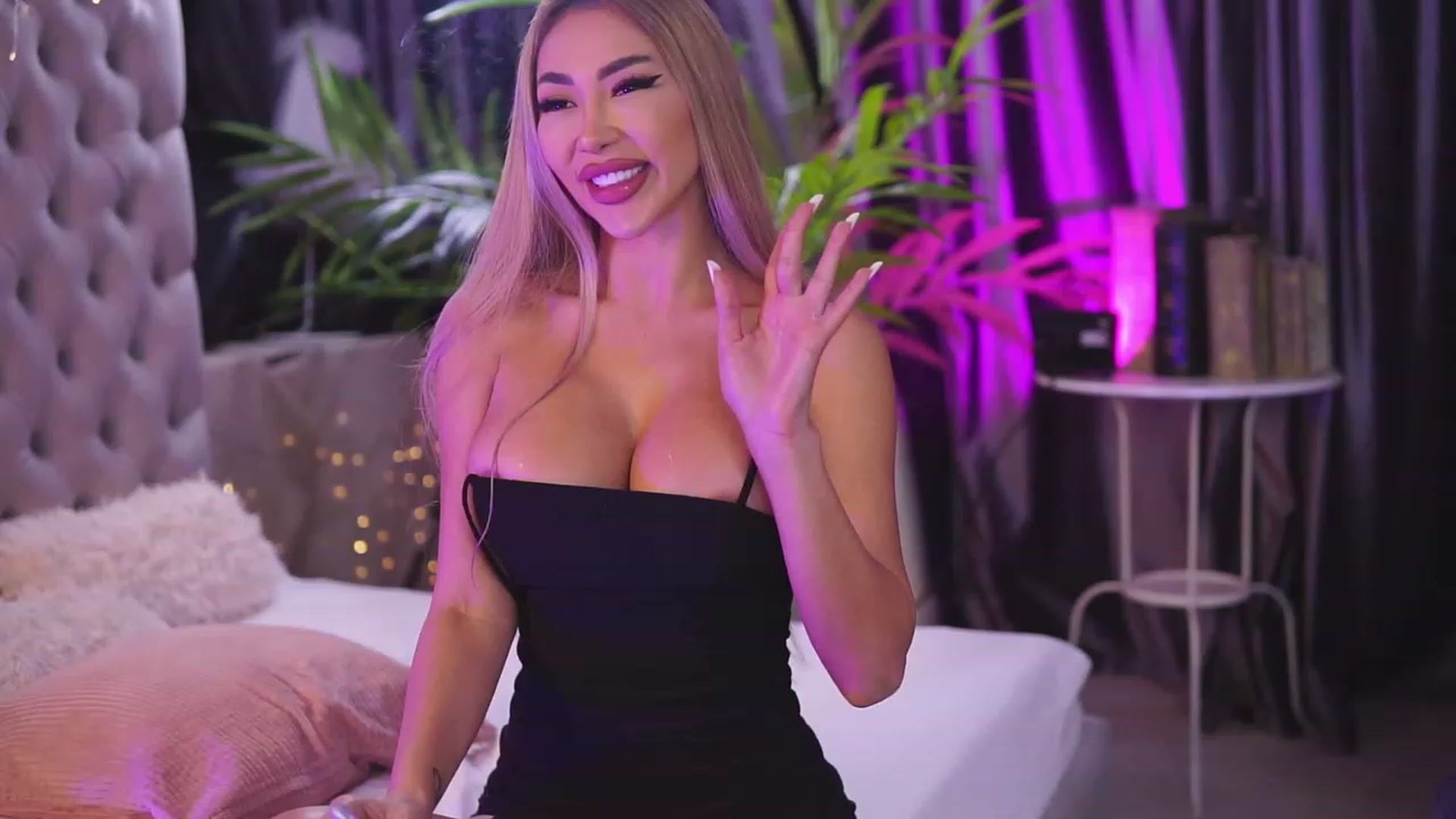 Gallery image thumbnail from Missmo0n1's myfreecams stream on, 10/21/2023, 19:15 image 9 of 20