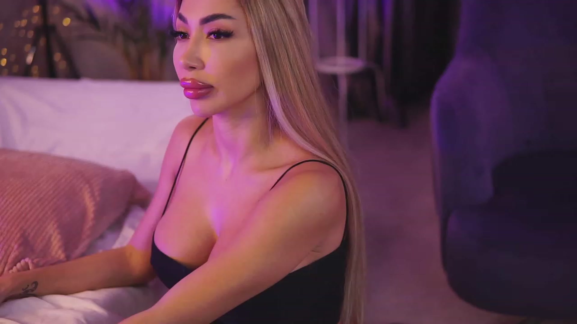 Gallery image thumbnail from Missmo0n1's myfreecams stream on, 10/23/2023, 23:23 image 13 of 20