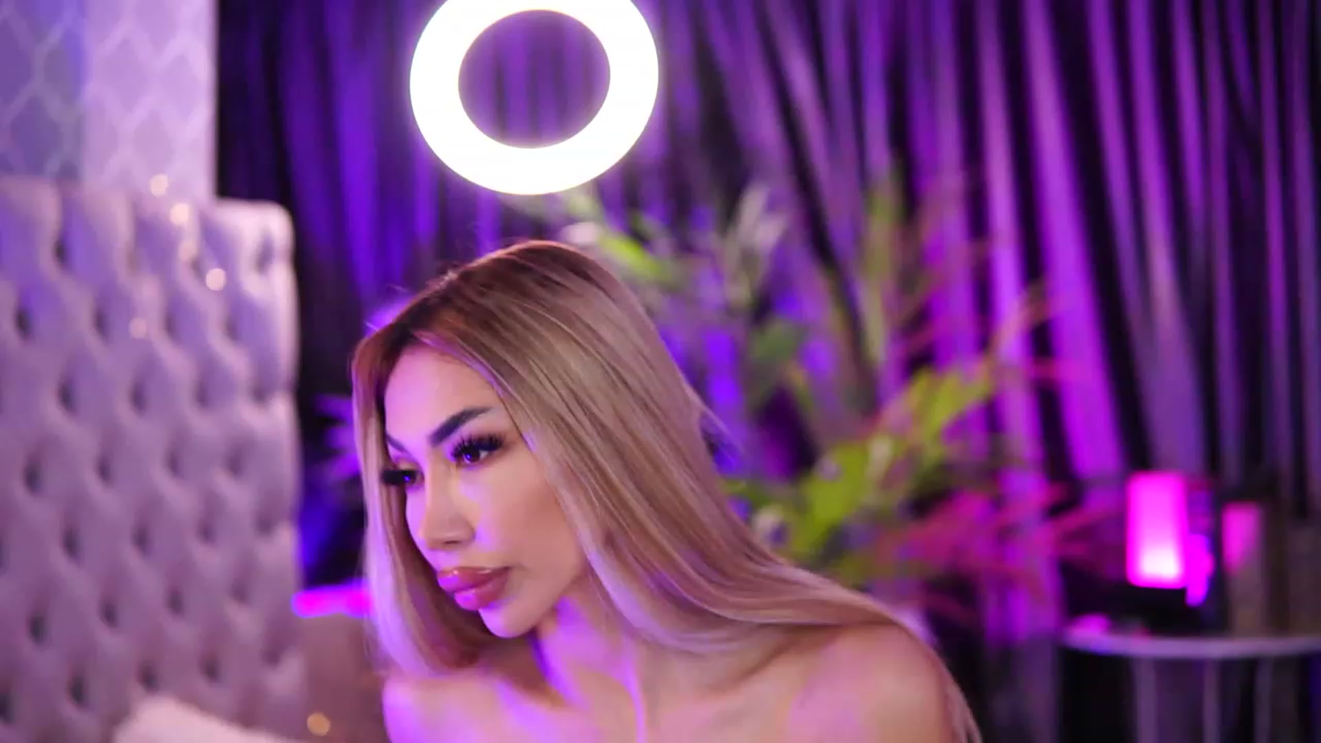 Gallery image thumbnail from Missmo0n1's myfreecams stream on, 10/25/2023, 23:30 image 17 of 20