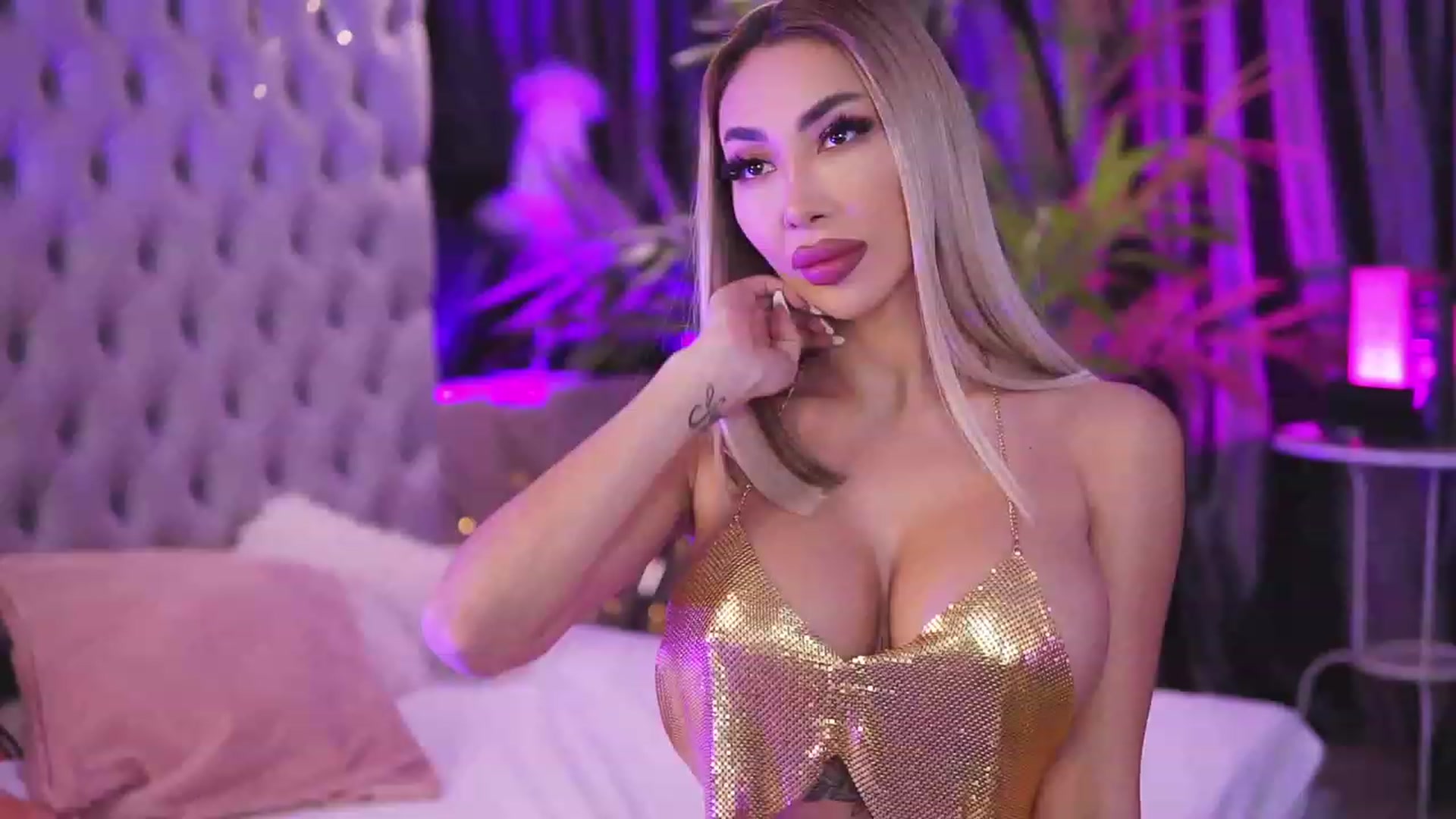 Gallery image thumbnail from Missmo0n1's myfreecams stream on, 10/26/2023, 17:54 image 3 of 20