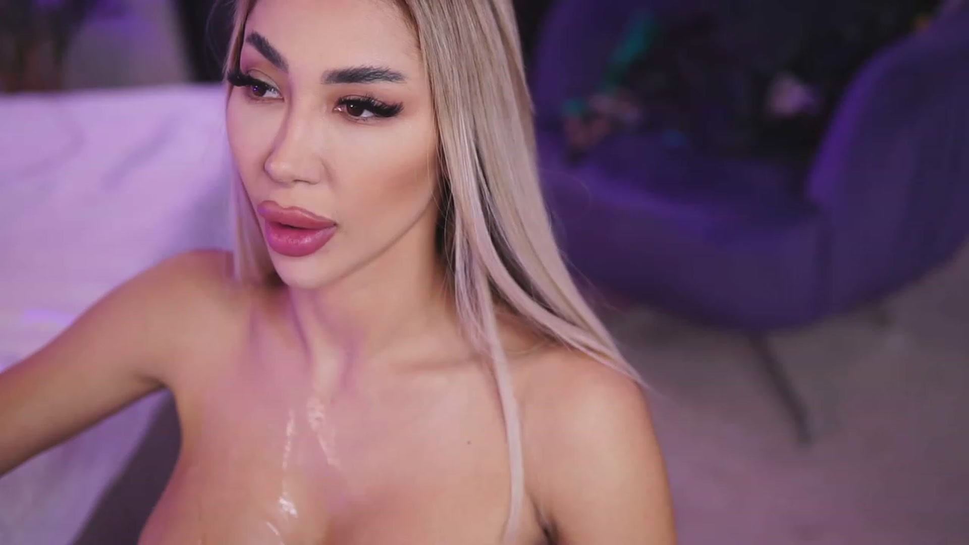 Gallery image thumbnail from Missmo0n1's myfreecams stream on, 10/26/2023, 23:25 image 12 of 20