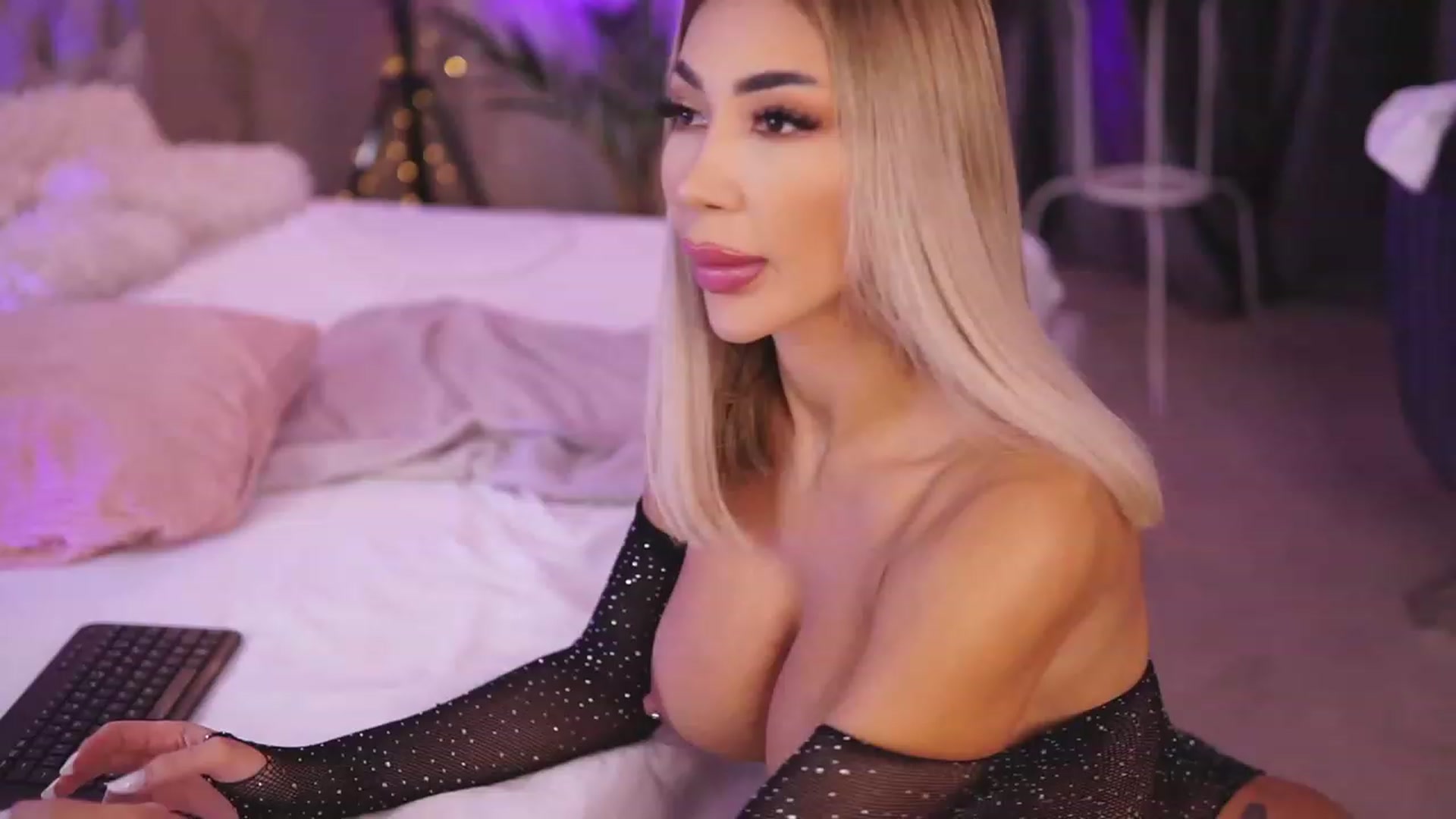 Gallery image thumbnail from Missmo0n1's myfreecams stream on, 10/28/2023, 19:36 image 4 of 20