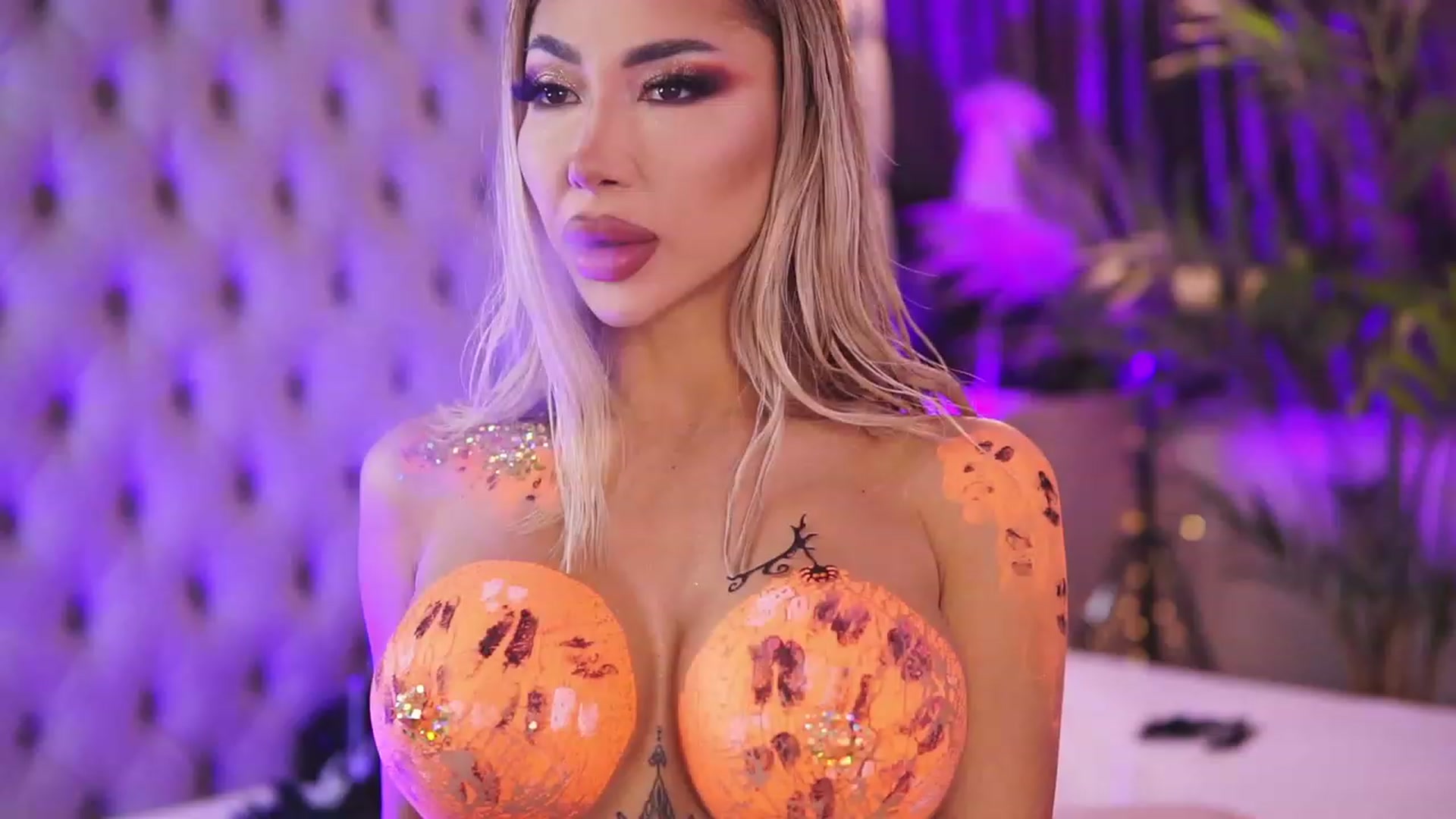 Gallery image thumbnail from Missmo0n1's myfreecams stream on, 10/30/2023, 19:51 image 9 of 20