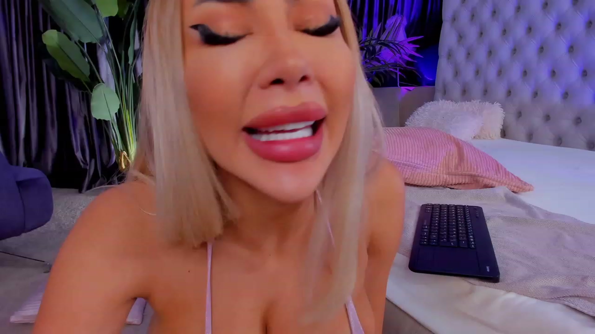 Gallery image thumbnail from Missmo0n1's myfreecams stream on, 11/07/2023, 20:14 image 7 of 20