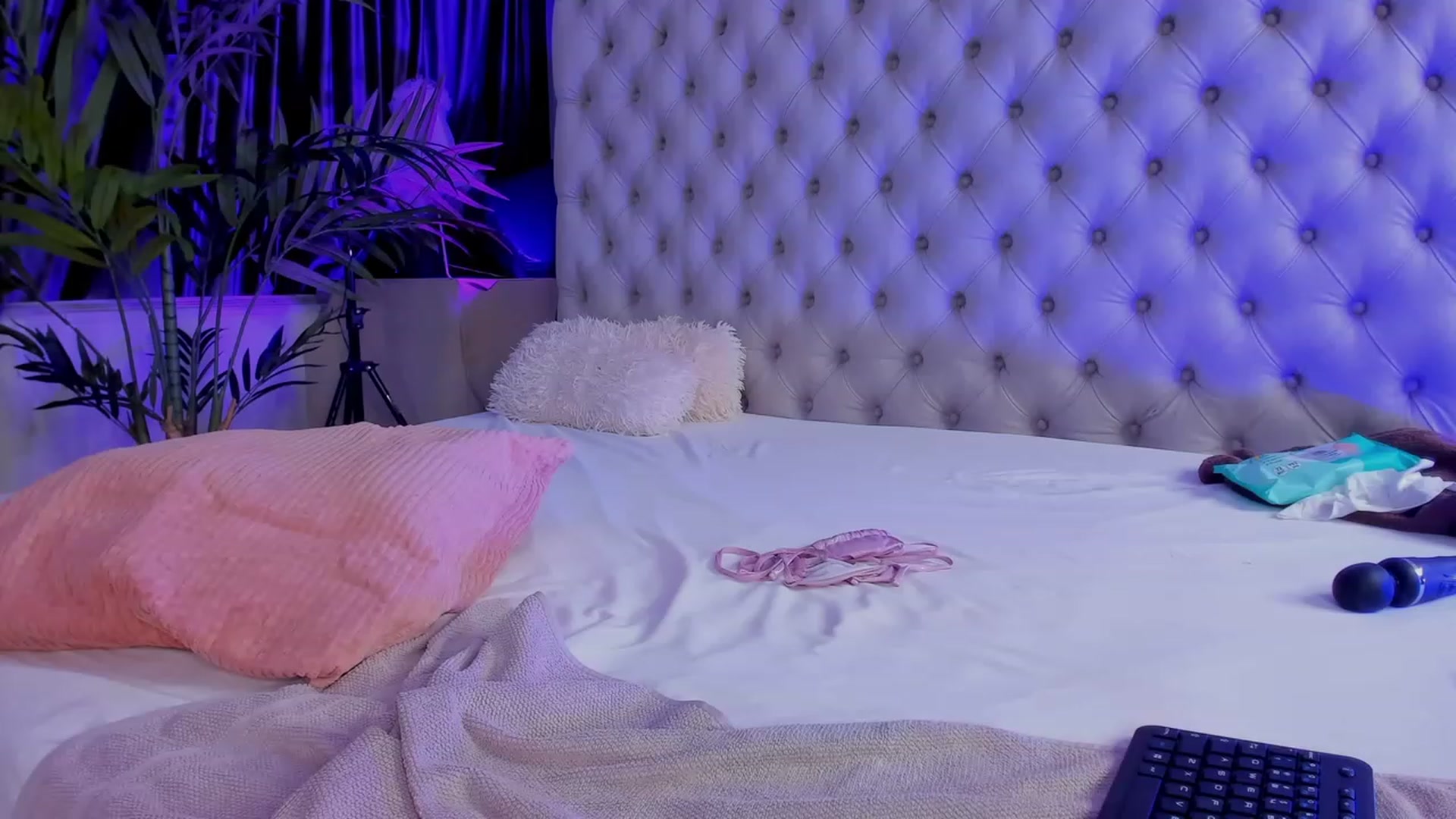 Gallery image thumbnail from Missmo0n1's myfreecams stream on, 11/07/2023, 20:14 image 19 of 20