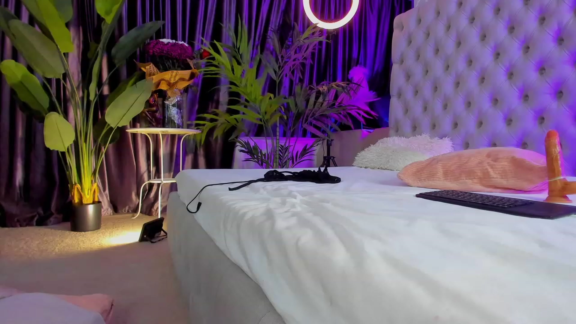 Gallery image thumbnail from Missmo0n1's myfreecams stream on, 11/09/2023, 22:09 image 8 of 20