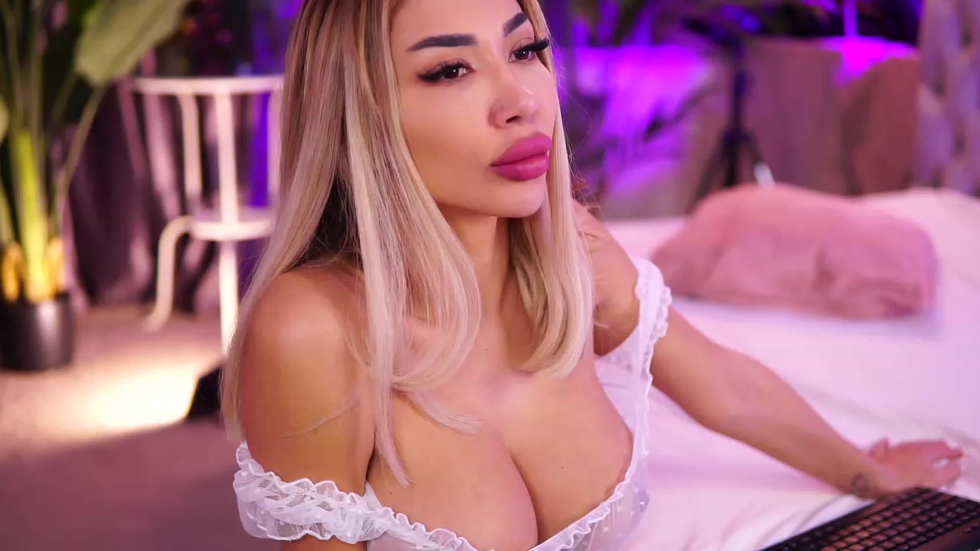 Gallery image thumbnail from Missmo0n1's myfreecams stream on, 11/13/2023, 19:10 image 17 of 20