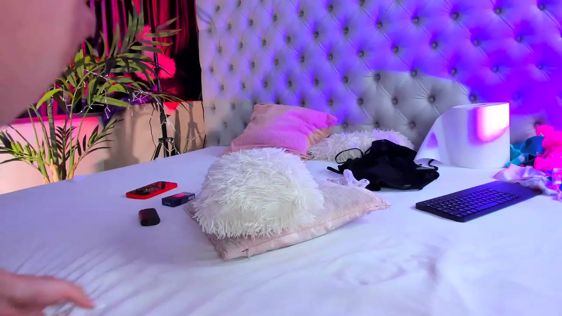 Gallery image thumbnail from Missmo0n1's myfreecams stream on, 11/25/2023, 17:59 image 18 of 20