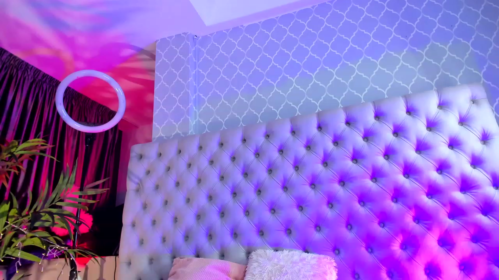 Gallery image thumbnail from Missmo0n1's myfreecams stream on, 11/26/2023, 17:20 image 15 of 20