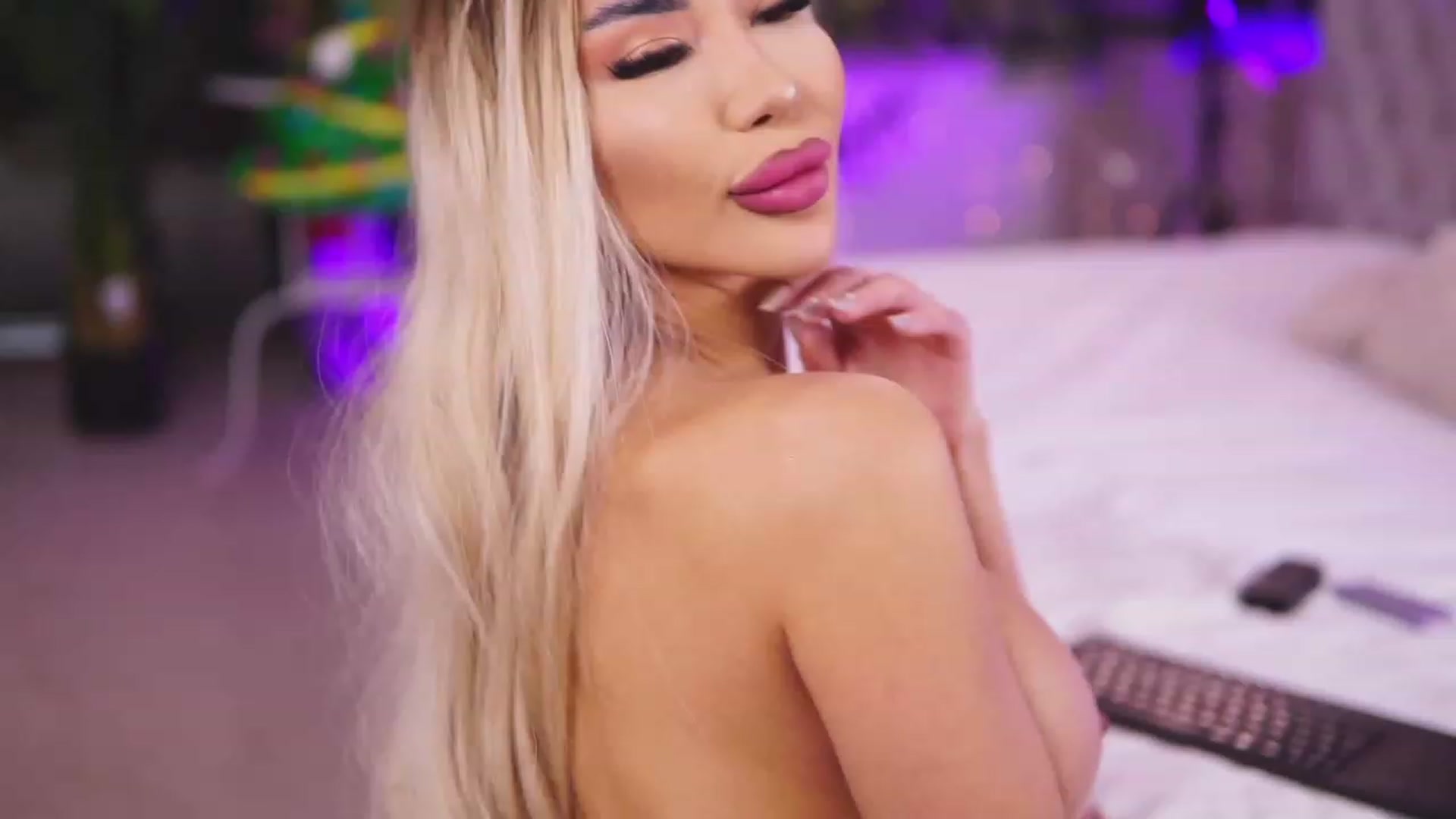 Gallery image thumbnail from Missmo0n1's myfreecams stream on, 12/23/2023, 16:02 image 8 of 20