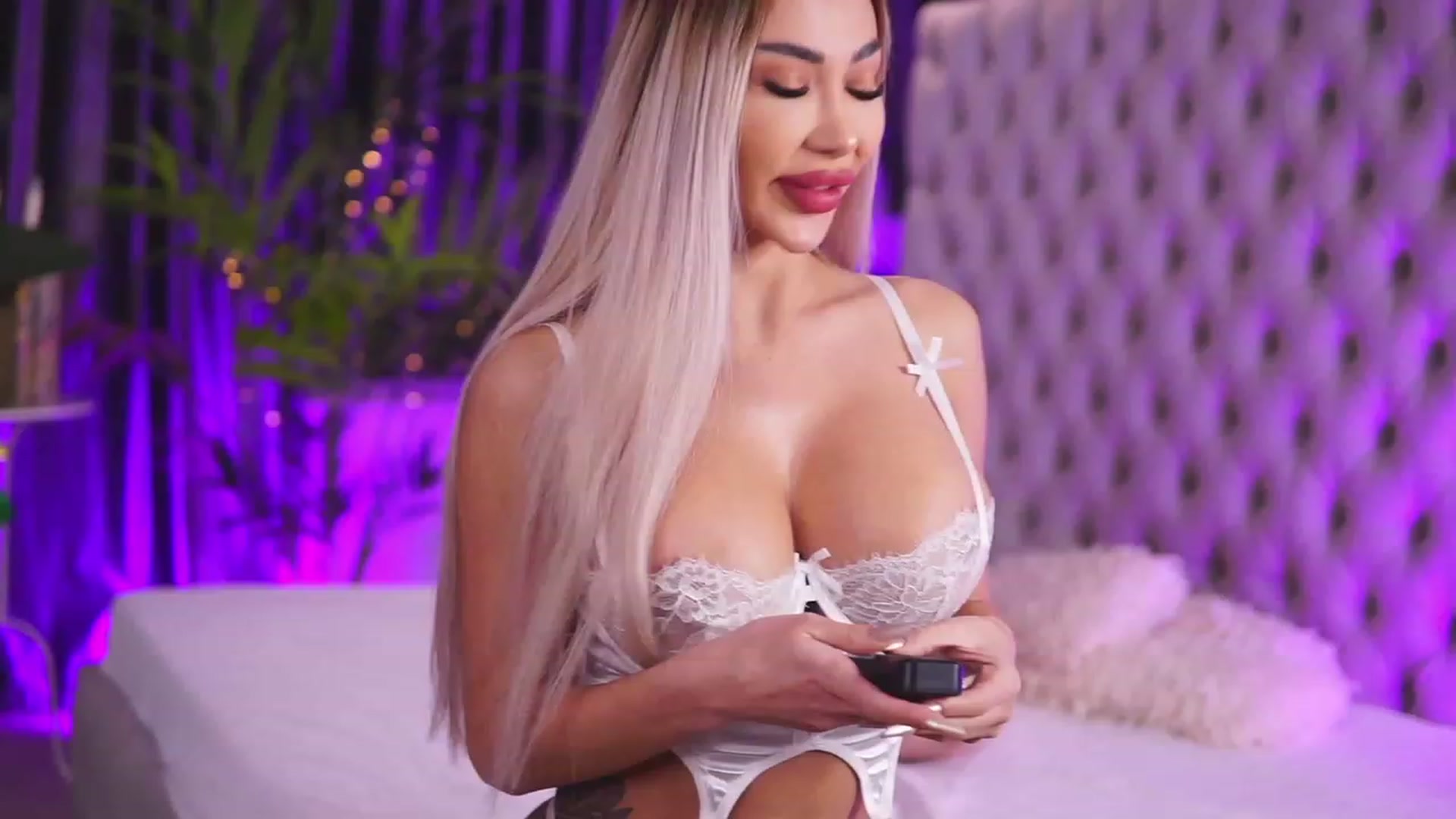 Gallery image thumbnail from Missmo0n1's myfreecams stream on, 12/29/2023, 21:36 image 18 of 20