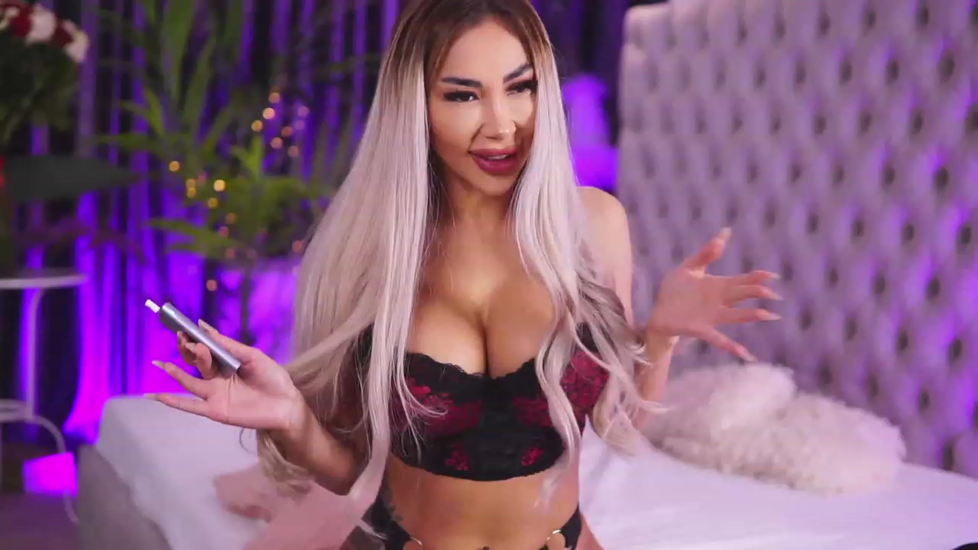 Gallery image thumbnail from Missmo0n1's myfreecams stream on, 12/30/2023, 20:50 image 16 of 20