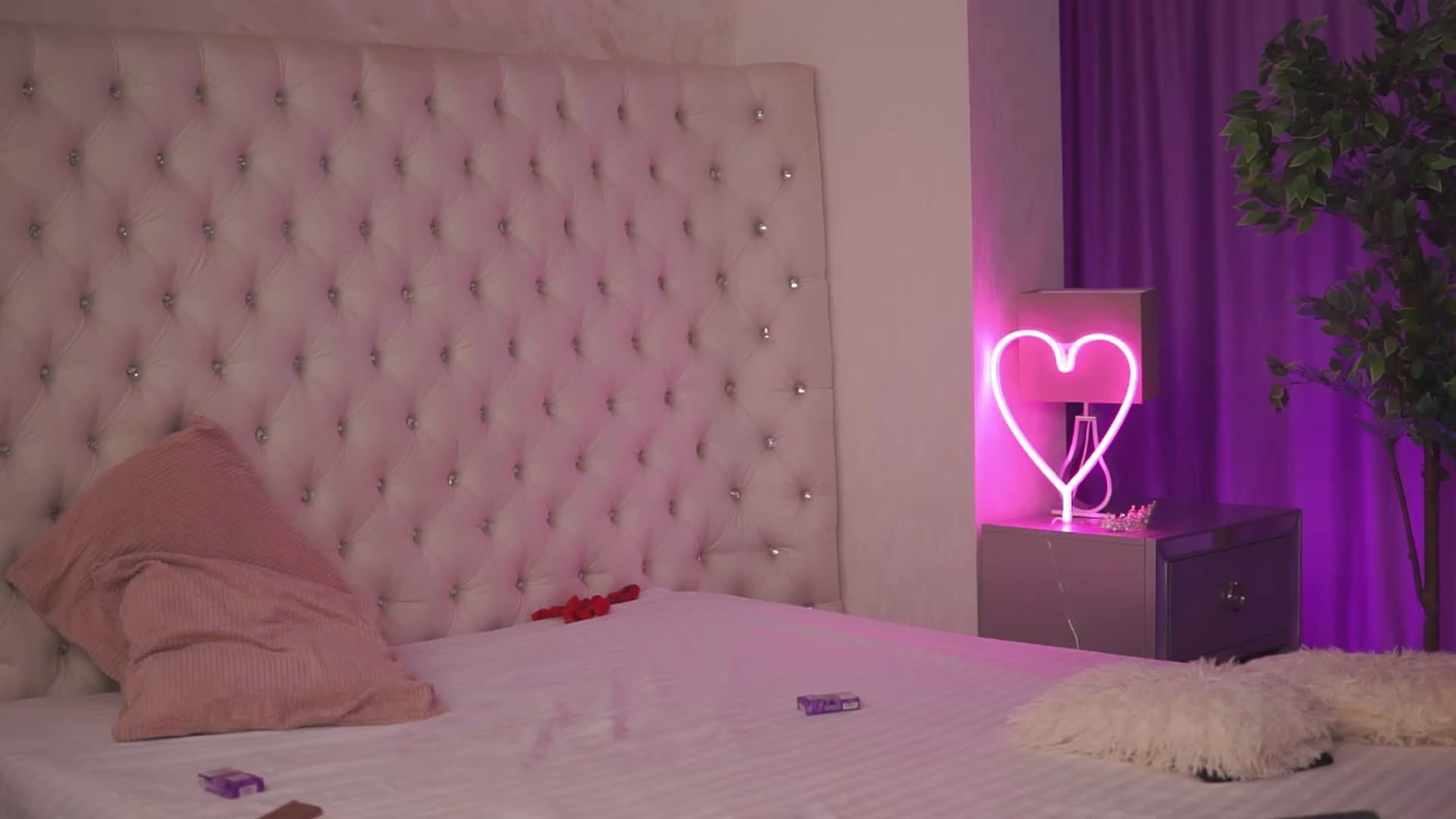 Gallery image thumbnail from Missmo0n1's myfreecams stream on, 02/25/2024, 21:52 image 12 of 20