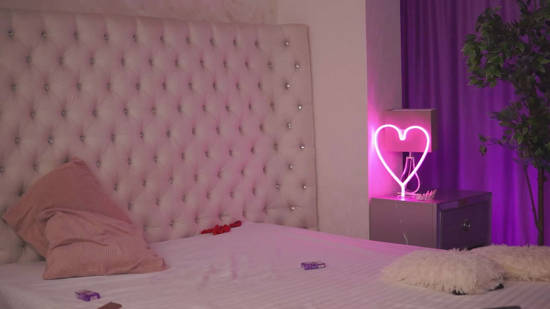 Gallery image thumbnail from Missmo0n1's myfreecams stream on, 02/25/2024, 21:52 image 15 of 20