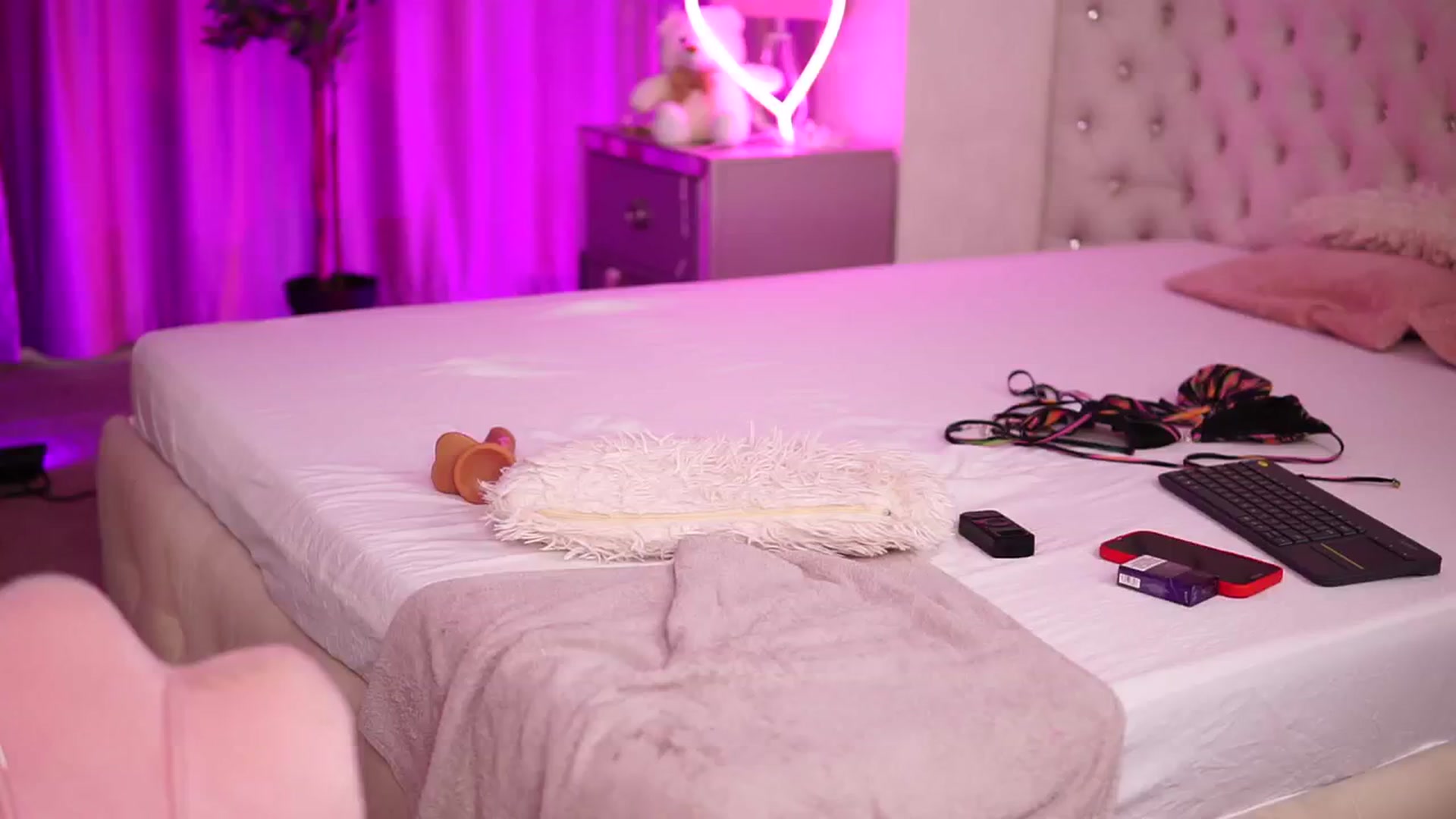 Gallery image thumbnail from Missmo0n1's myfreecams stream on, 03/10/2024, 16:01 image 12 of 20