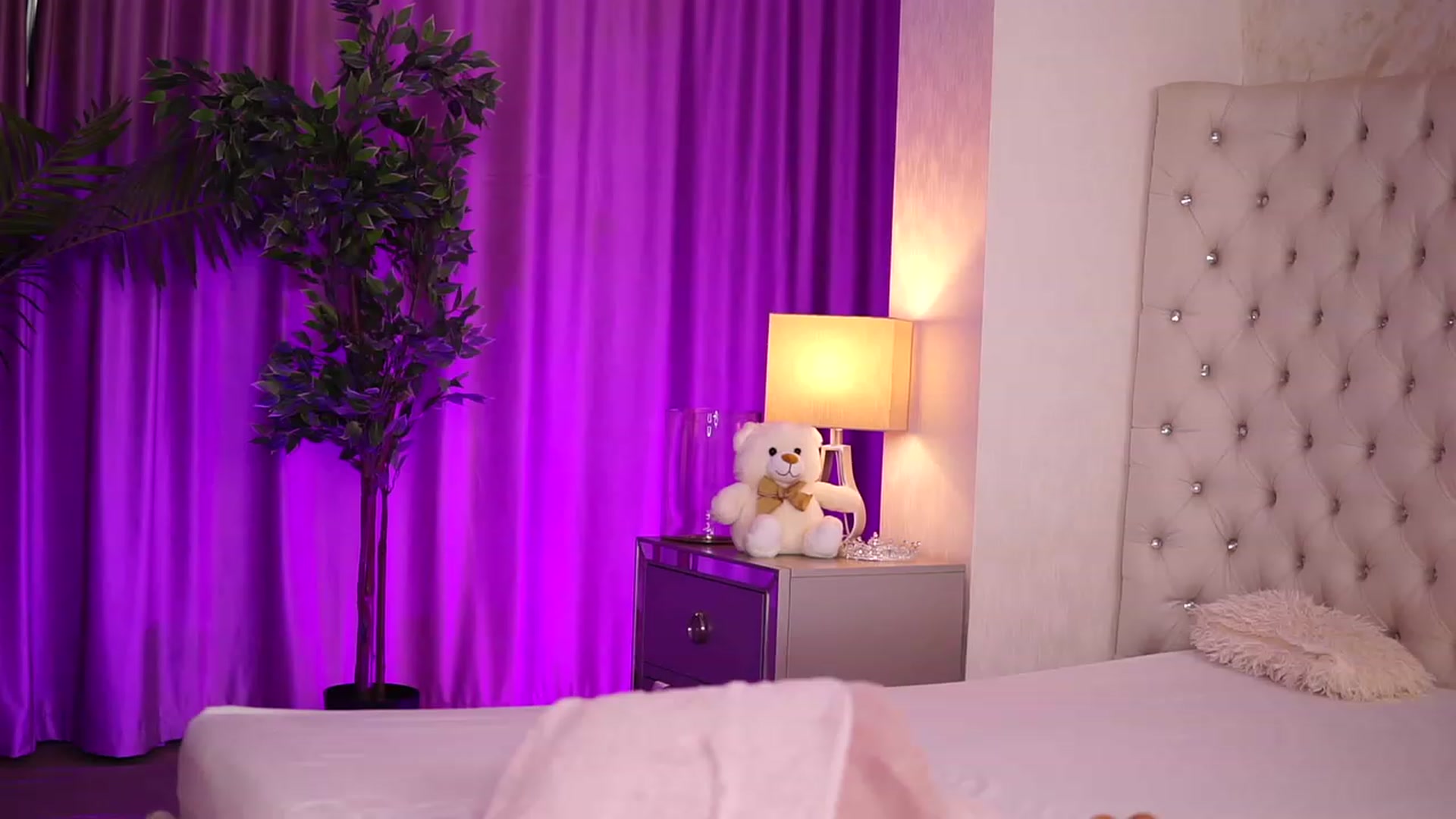 Gallery image thumbnail from Missmo0n1's myfreecams stream on, 03/18/2024, 17:21 image 13 of 20