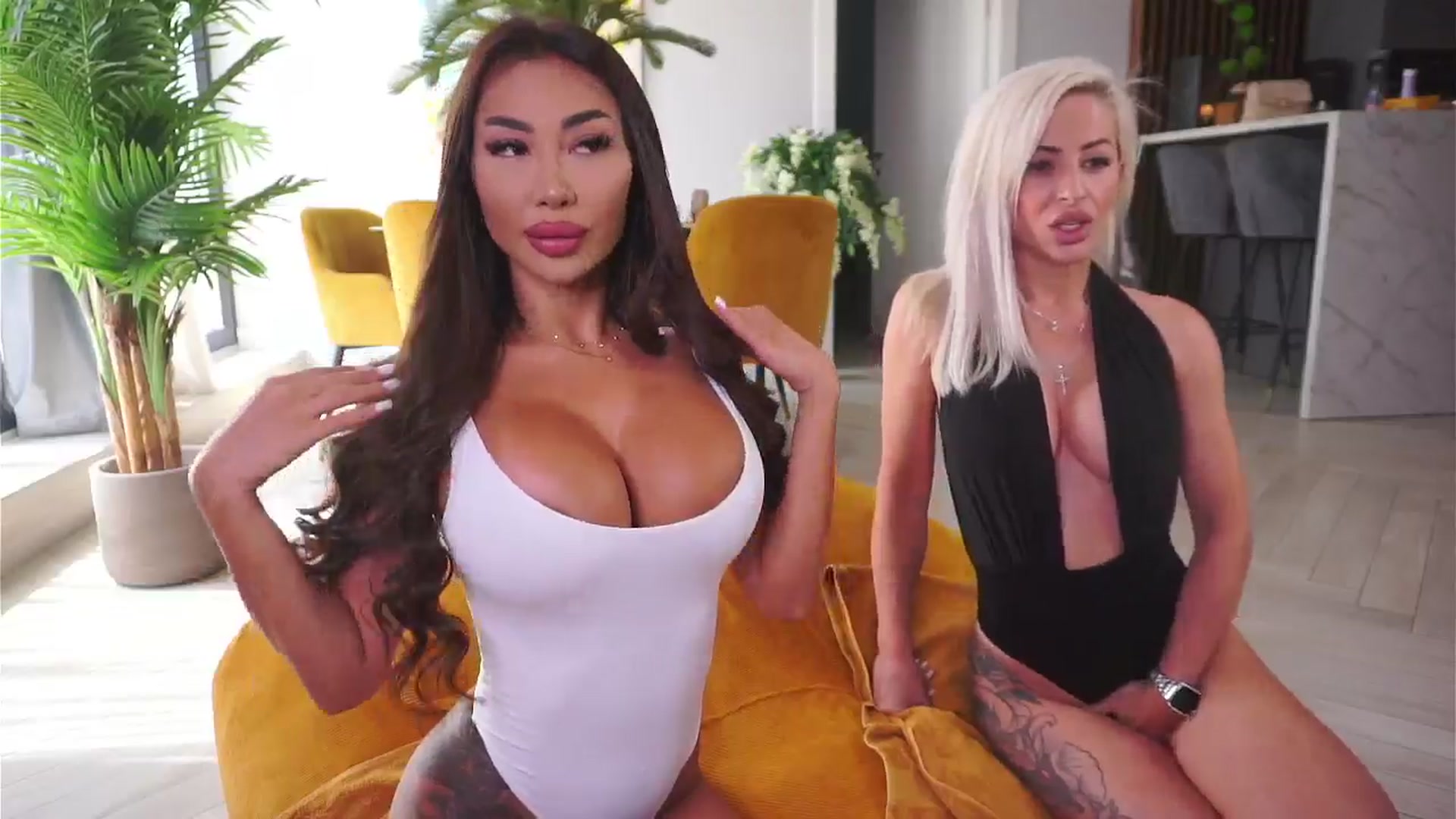 Gallery image thumbnail from Missmo0n1's myfreecams stream on, 07/12/2024, 12:25 image 10 of 20