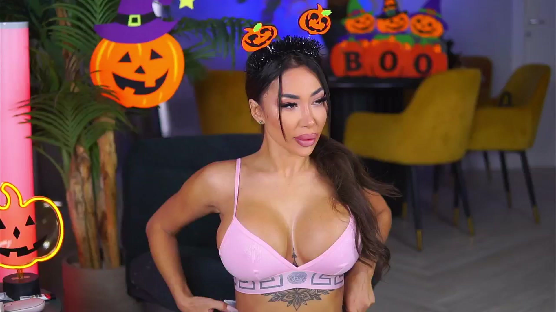 Gallery image thumbnail from Missmo0n1's myfreecams stream on, 10/31/2024, 08:49 image 5 of 20