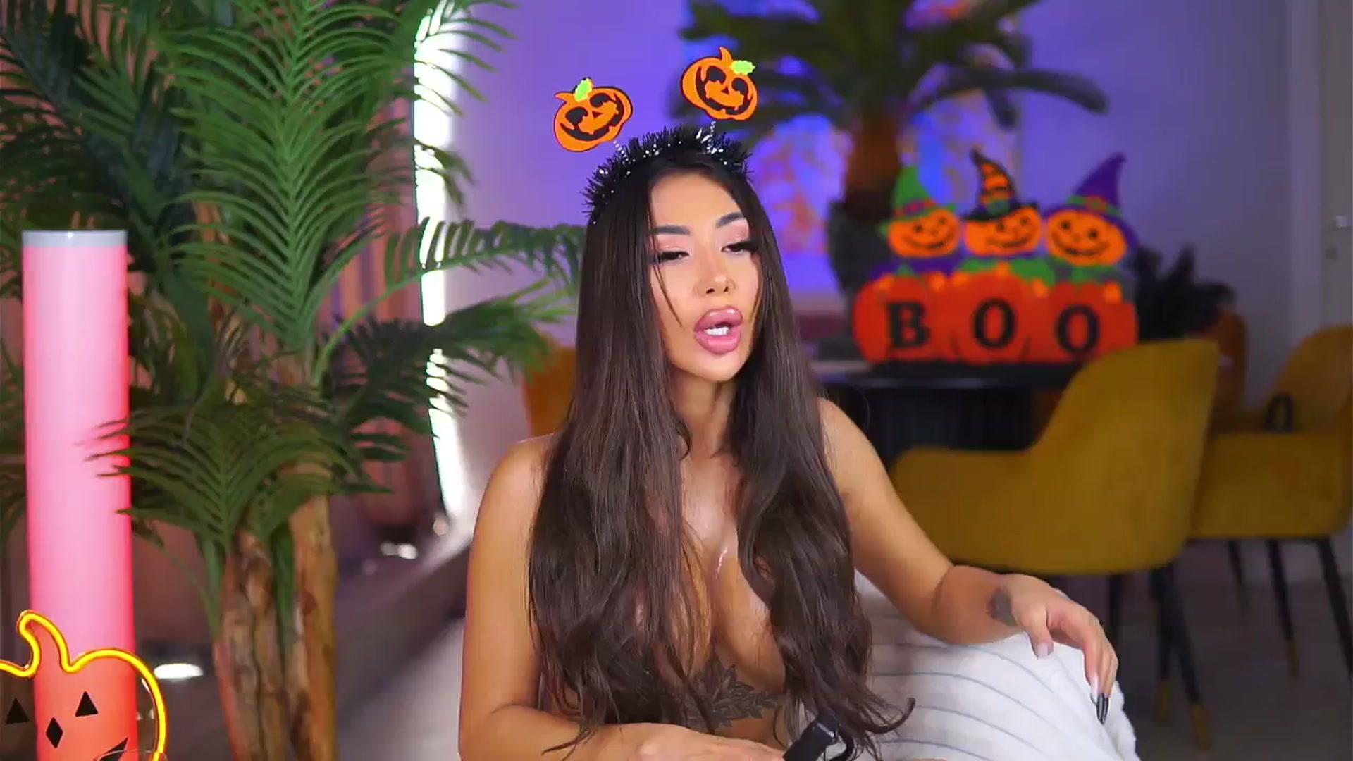 Gallery image thumbnail from Missmo0n1's myfreecams stream on, 10/31/2024, 09:40 image 16 of 20