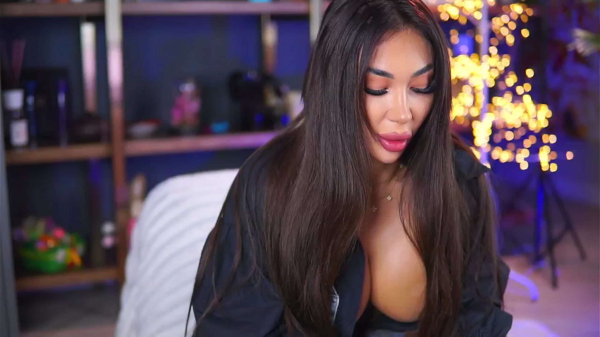 Gallery image thumbnail from Missmo0n1's myfreecams stream on, 11/13/2024, 12:02 image 5 of 20