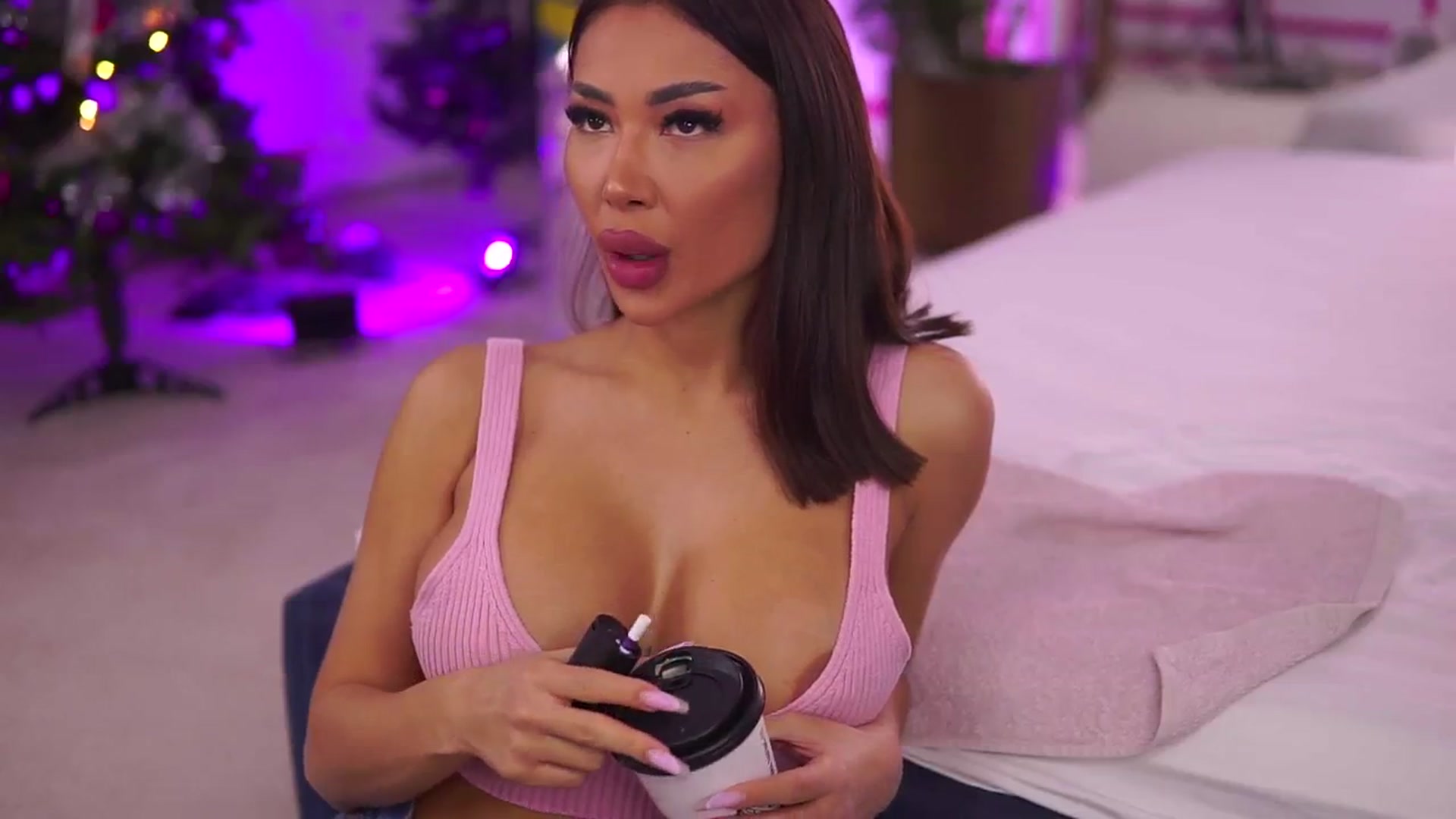 Gallery image thumbnail from Missmo0n1's myfreecams stream on, 12/23/2024, 13:07 image 13 of 20