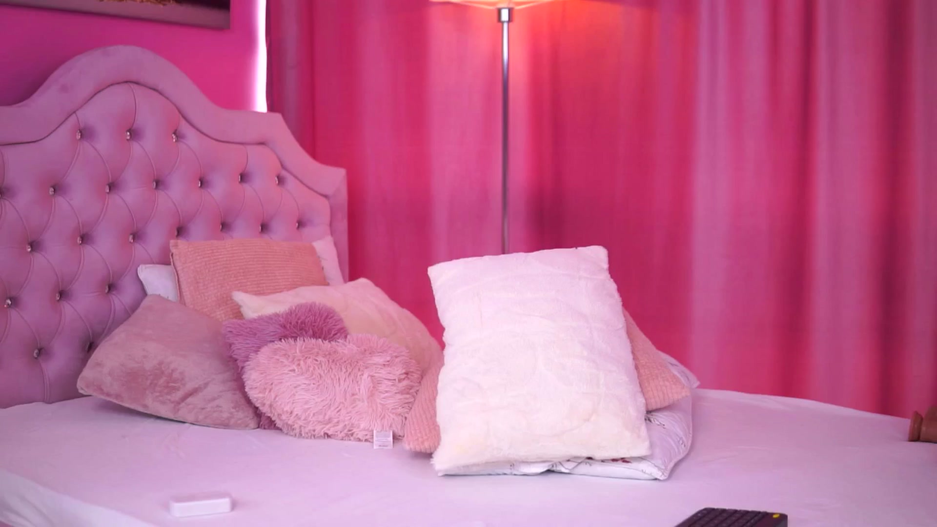 Gallery image thumbnail from Missmo0n1's myfreecams stream on, 04/07/2025, 13:42 image 4 of 20