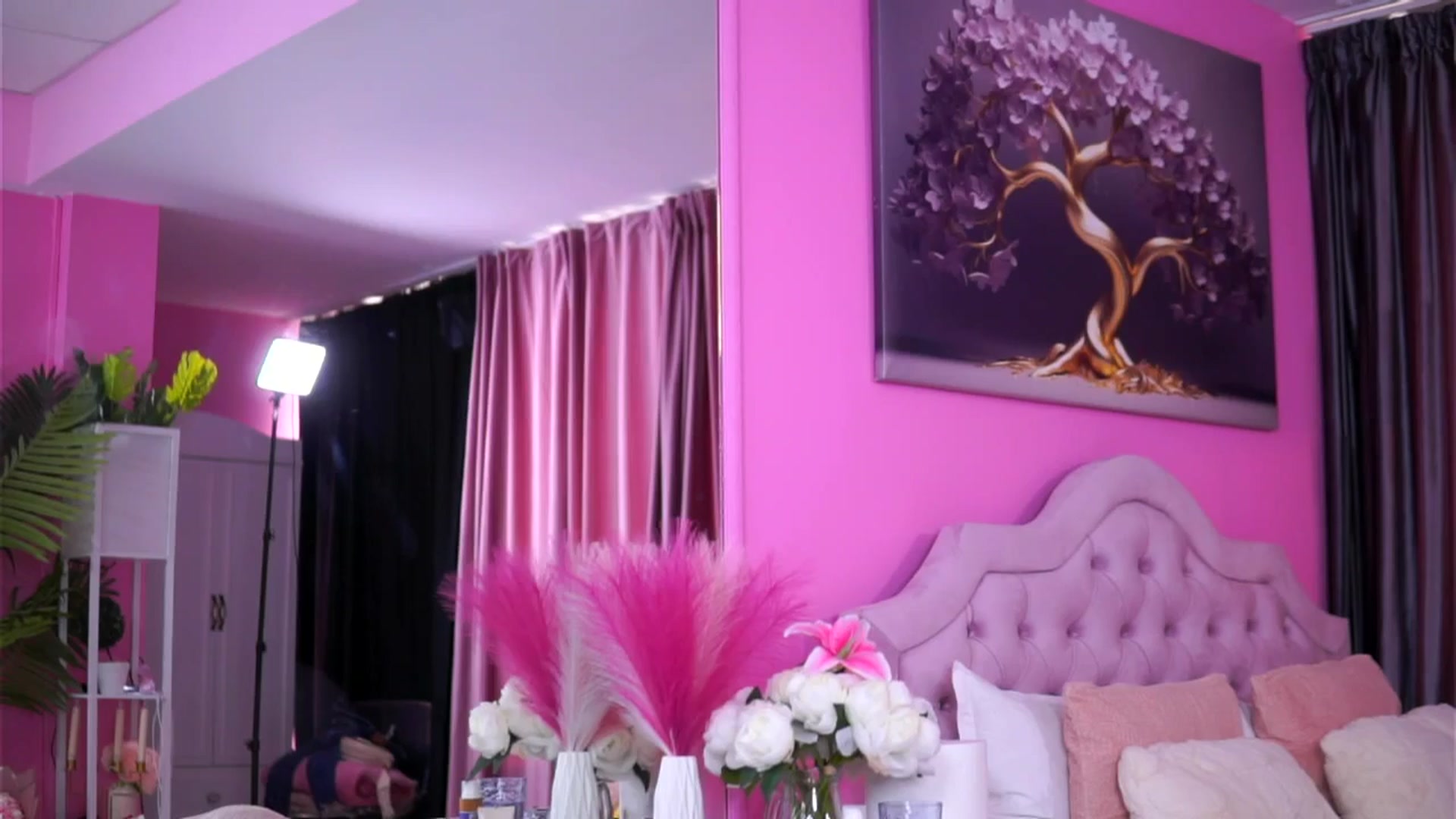 Gallery image thumbnail from Missmo0n1's myfreecams stream on, 04/19/2025, 08:34 image 10 of 20