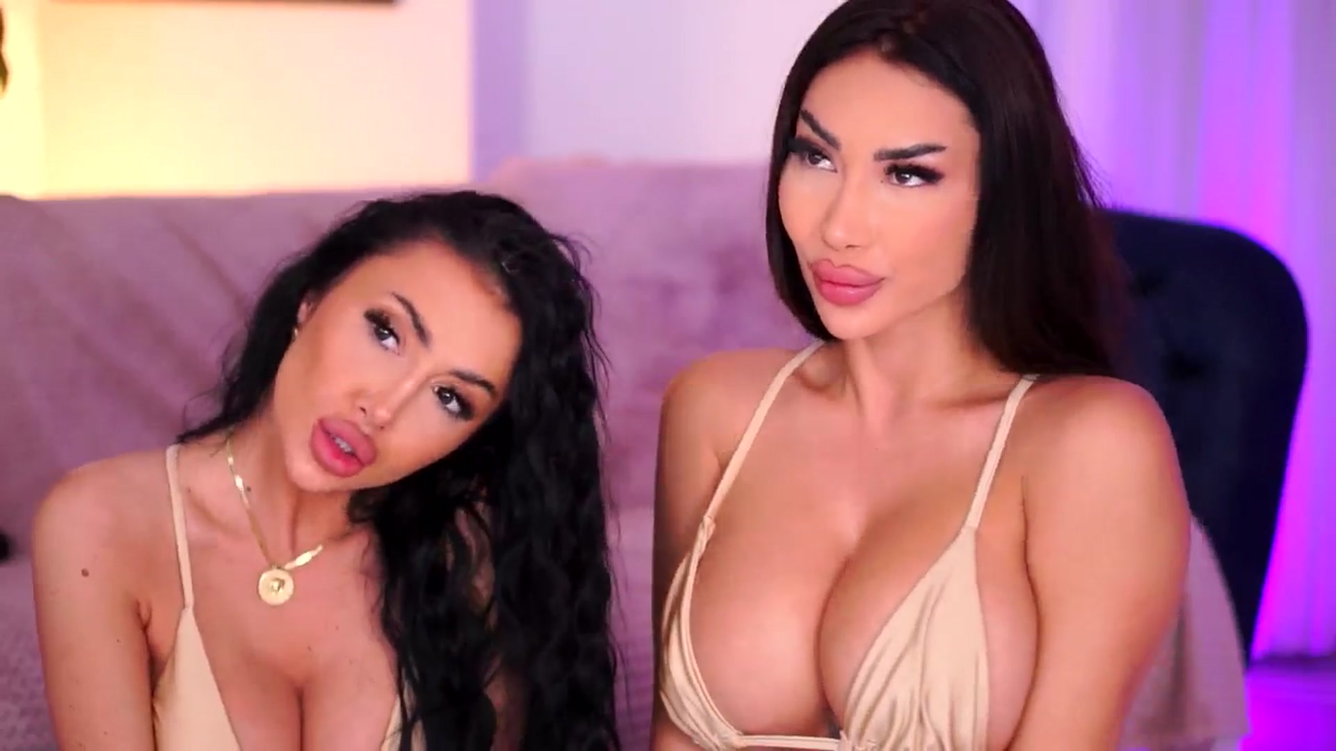 Gallery image thumbnail from Missmo0n1's myfreecams stream on, 06/13/2025, 19:01 image 4 of 20