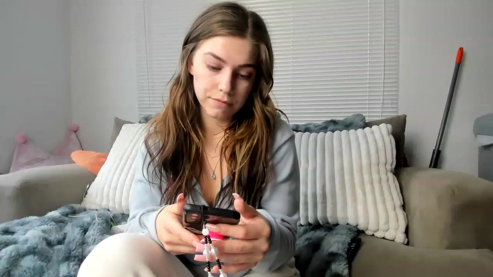 Gallery image thumbnail from MisssMolly420's myfreecams stream on, 01/01/2023, 18:40 image 4 of 20
