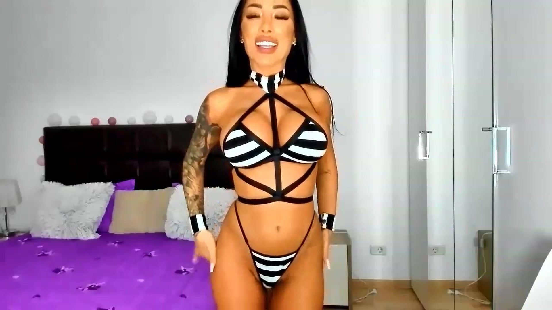 Gallery image thumbnail from Misssophiex's myfreecams stream on, 11/21/2022, 23:50 image 19 of 20