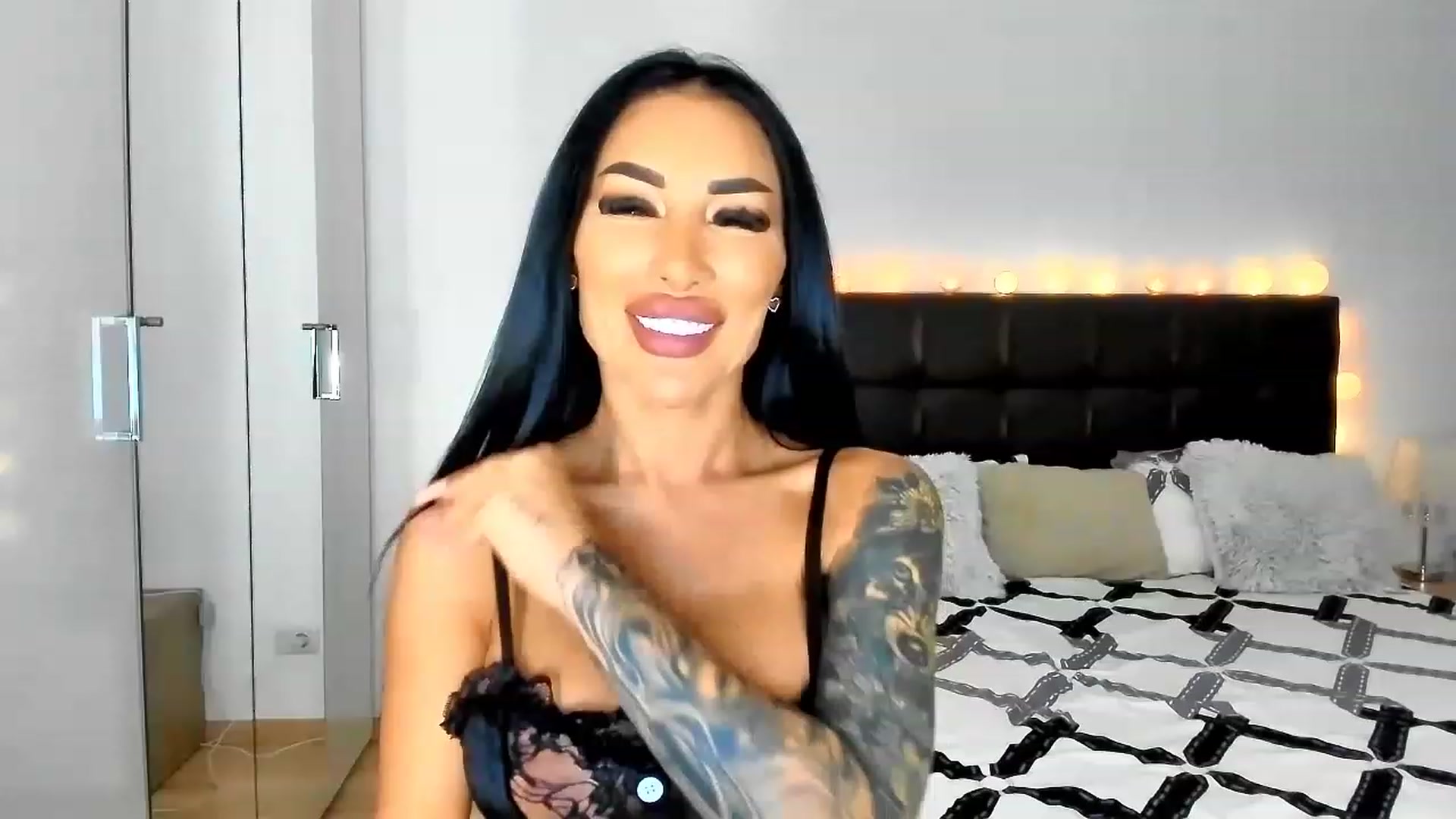 Gallery image thumbnail from Misssophiex's myfreecams stream on, 11/28/2022, 24:44 image 14 of 20