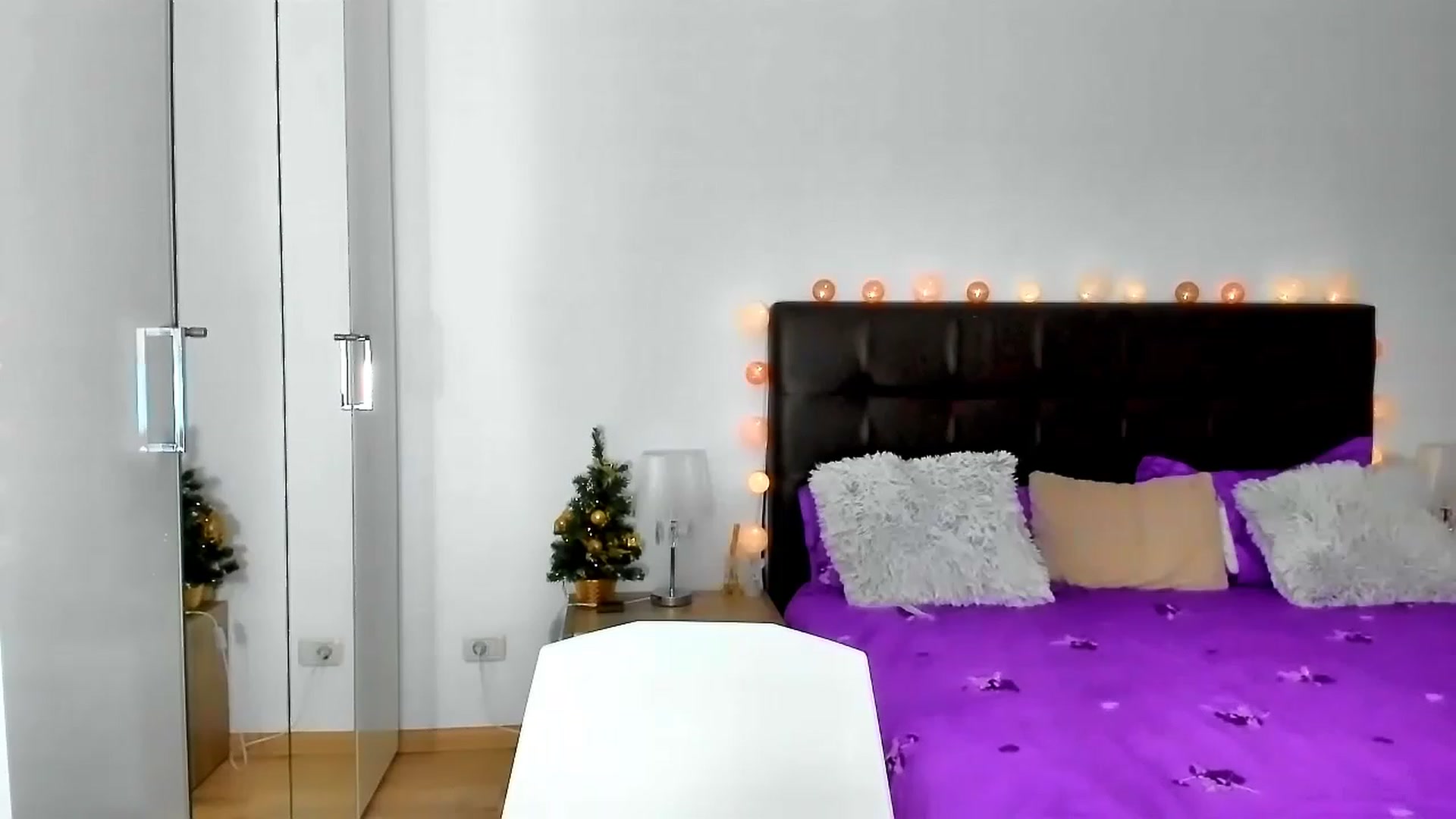 Gallery image thumbnail from Misssophiex's myfreecams stream on, 12/18/2022, 24:02 image 1 of 20