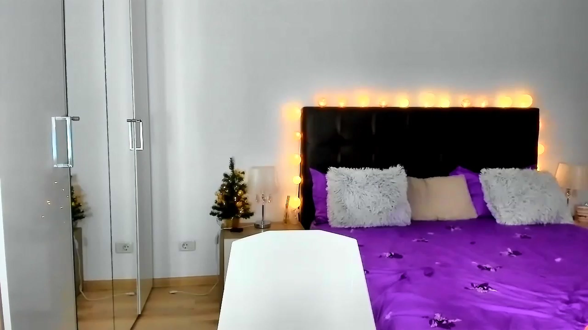 Gallery image thumbnail from Misssophiex's myfreecams stream on, 12/19/2022, 23:49 image 3 of 20