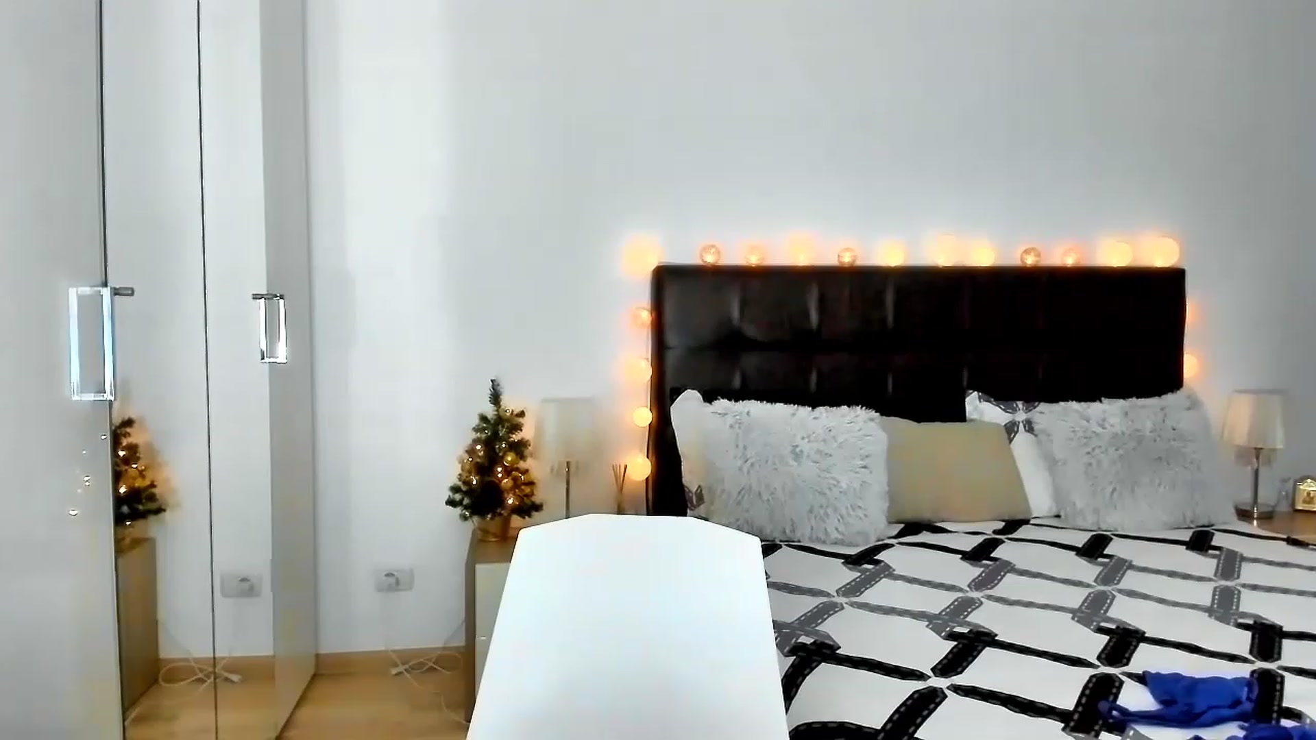 Gallery image thumbnail from Misssophiex's myfreecams stream on, 01/01/2023, 22:58 image 7 of 20