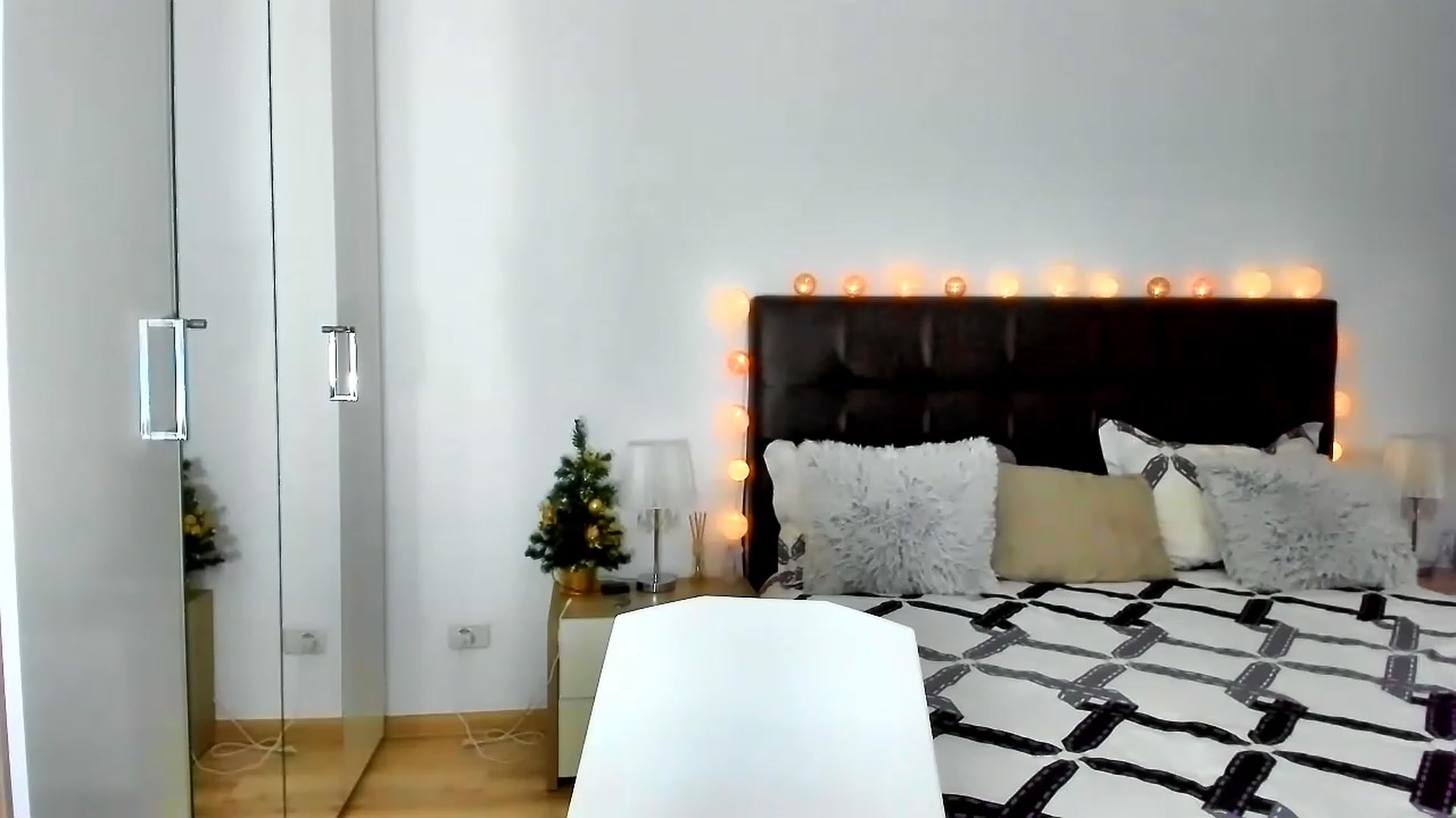 Gallery image thumbnail from Misssophiex's myfreecams stream on, 01/03/2023, 23:05 image 13 of 20