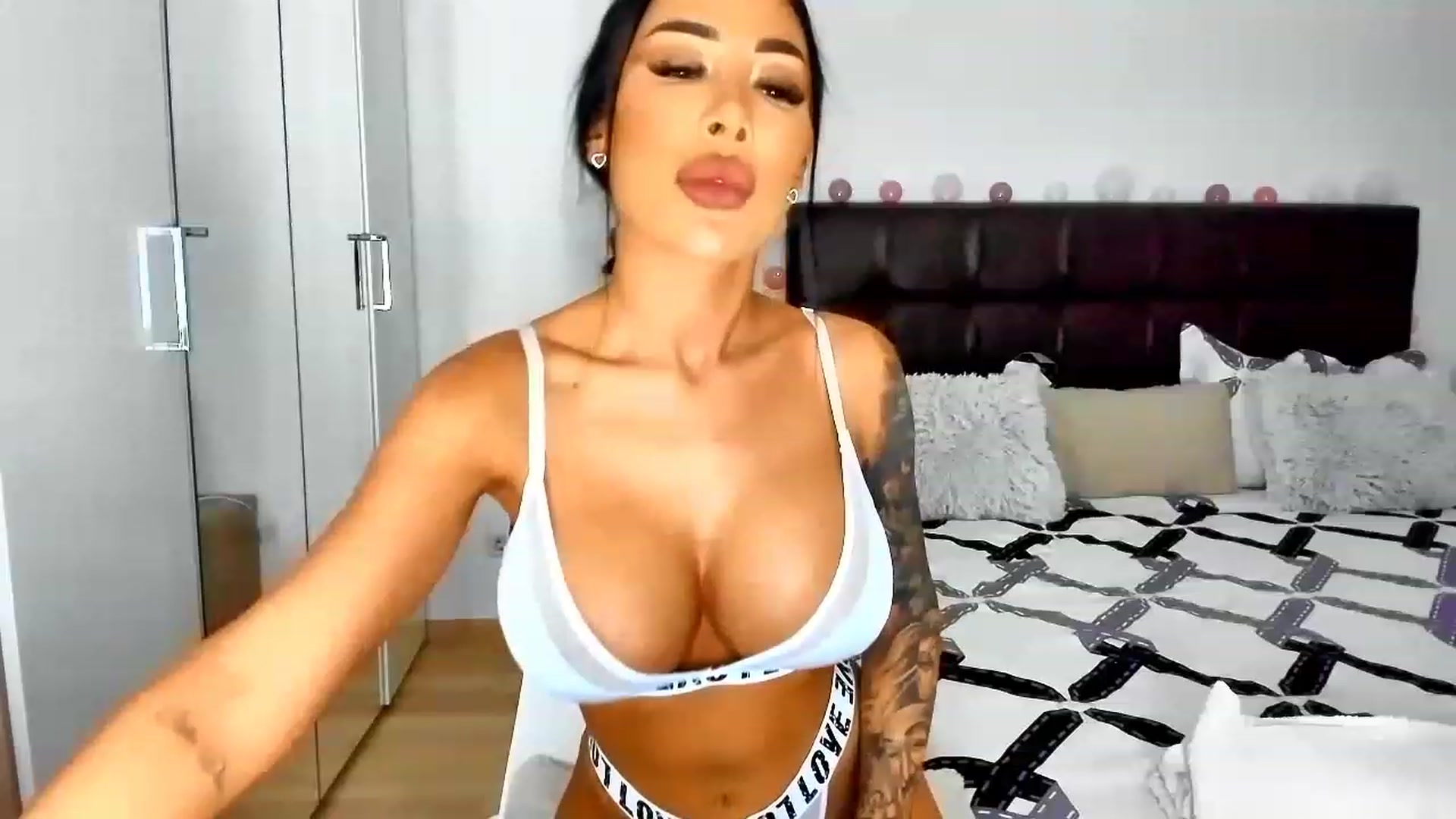 Gallery image thumbnail from Misssophiex's myfreecams stream on, 01/21/2023, 16:27 image 18 of 20