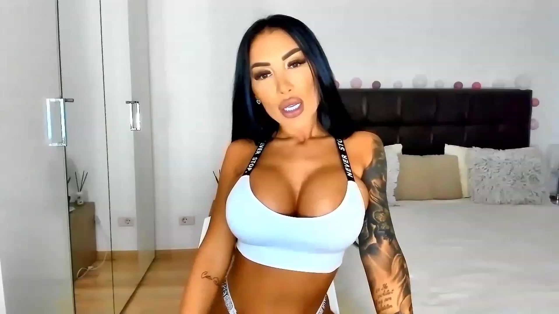 Gallery image thumbnail from Misssophiex's myfreecams stream on, 02/13/2023, 18:00 image 1 of 20