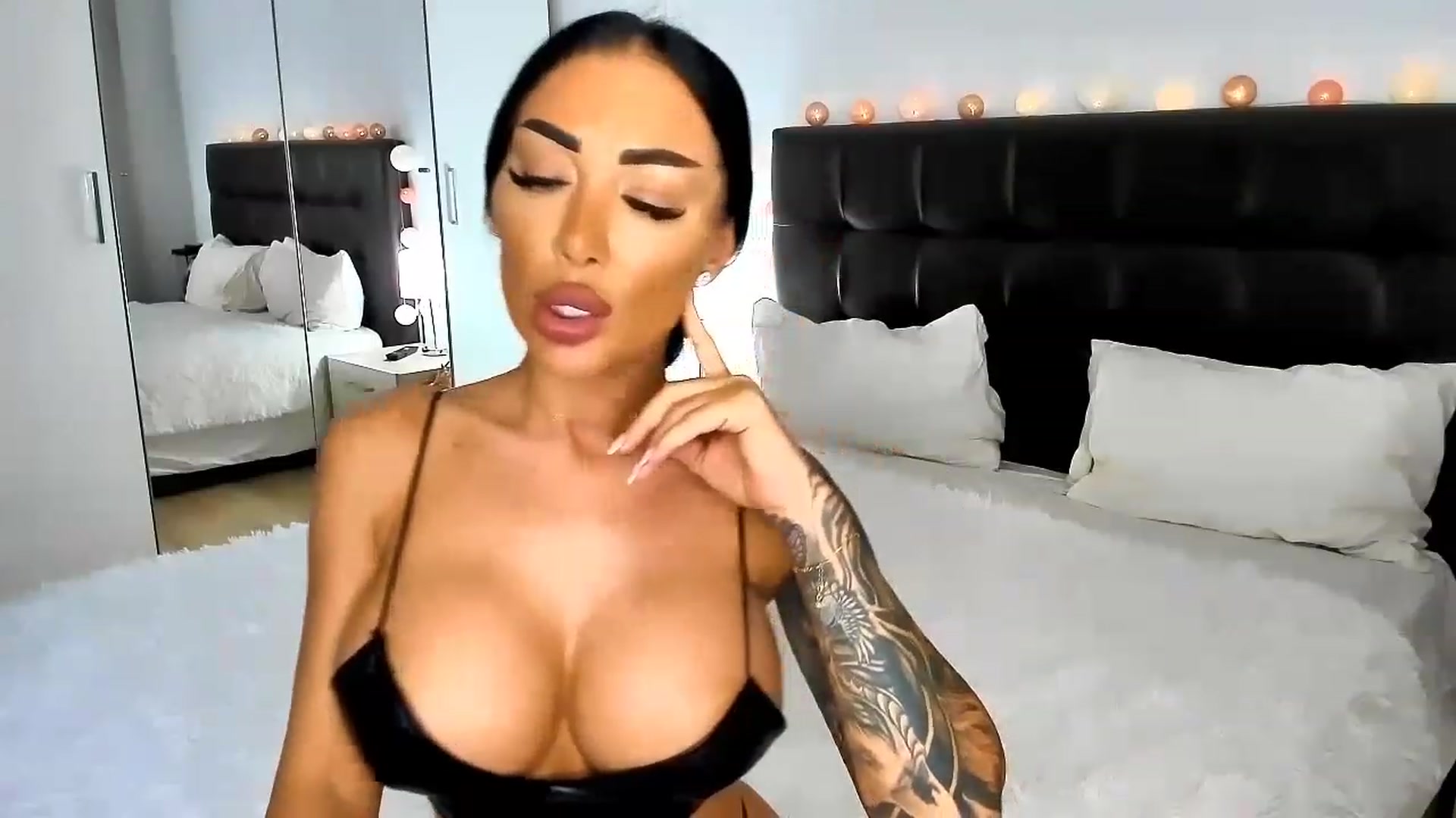 Gallery image thumbnail from Misssophiex's myfreecams stream on, 06/18/2023, 24:21 image 18 of 20