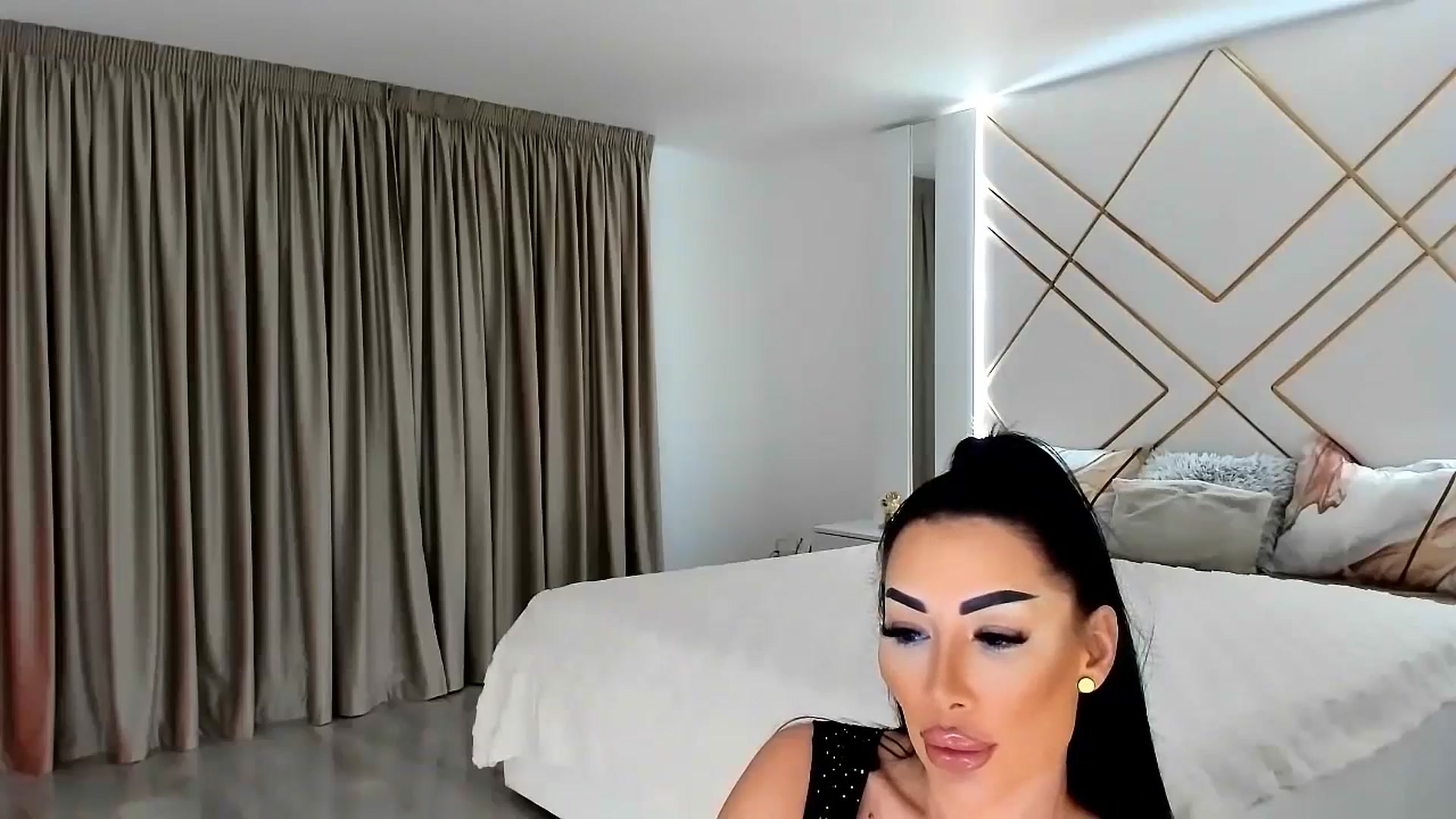 Gallery image thumbnail from Misssophiex's myfreecams stream on, 11/26/2023, 20:15 image 5 of 20