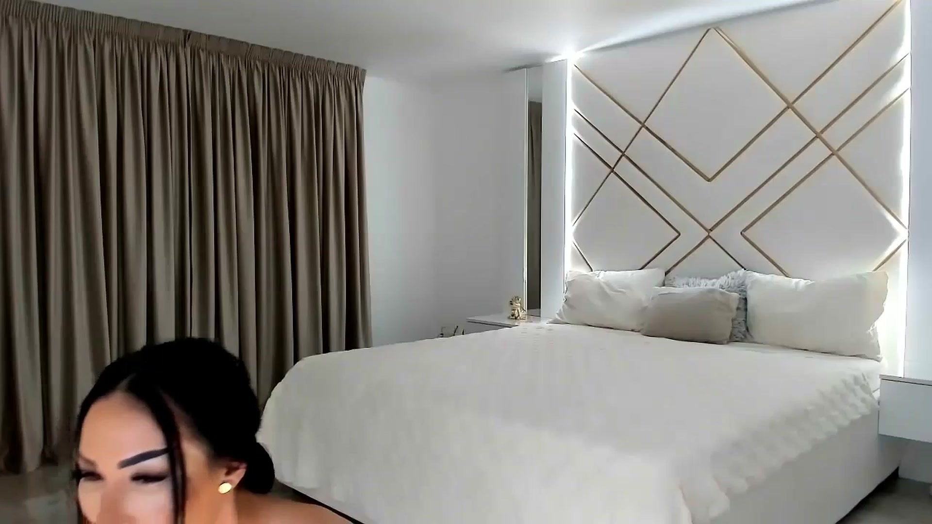 Gallery image thumbnail from Misssophiex's myfreecams stream on, 12/03/2023, 21:09 image 15 of 20