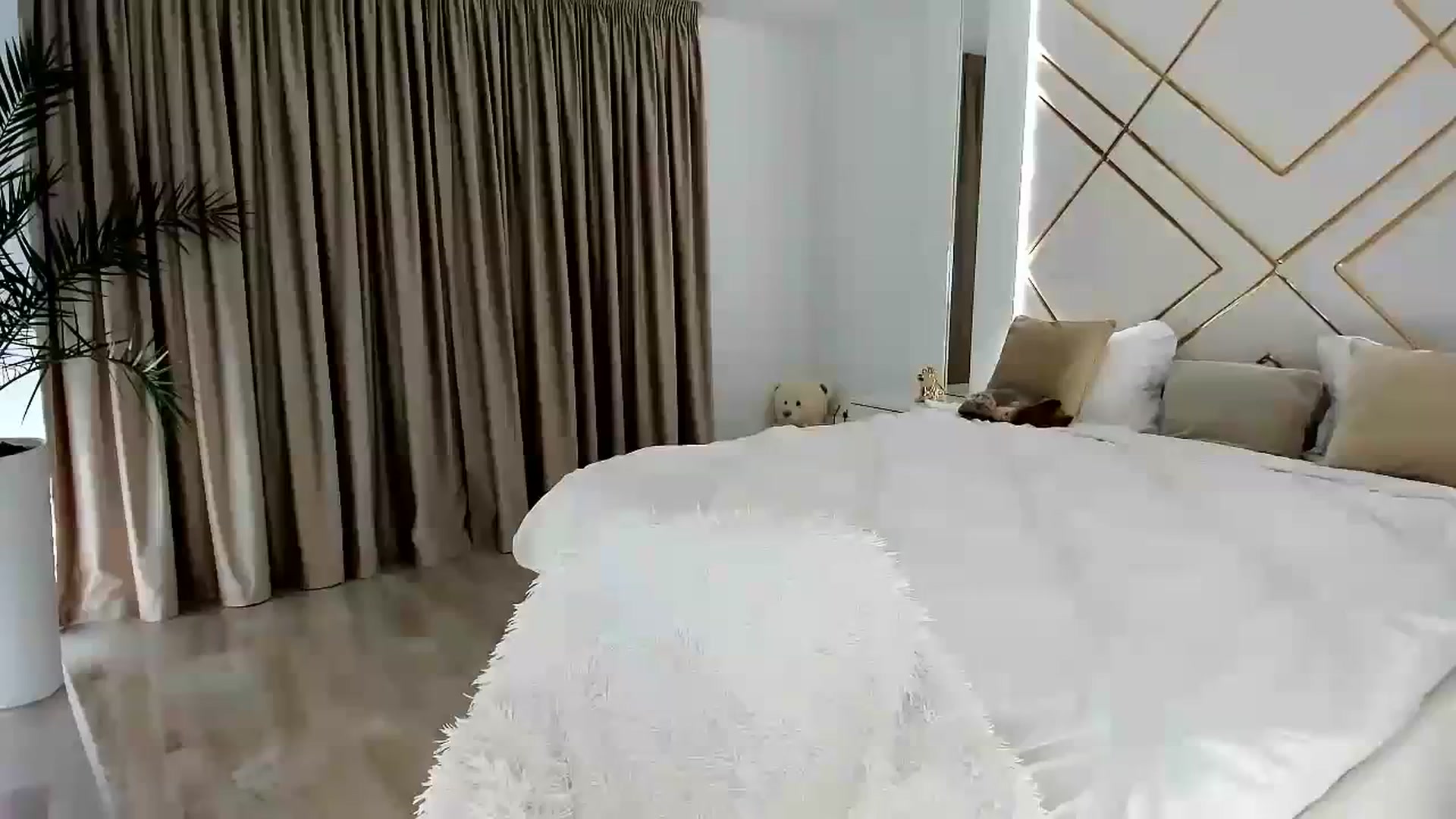 Gallery image thumbnail from Misssophiex's myfreecams stream on, 04/02/2024, 23:14 image 17 of 20