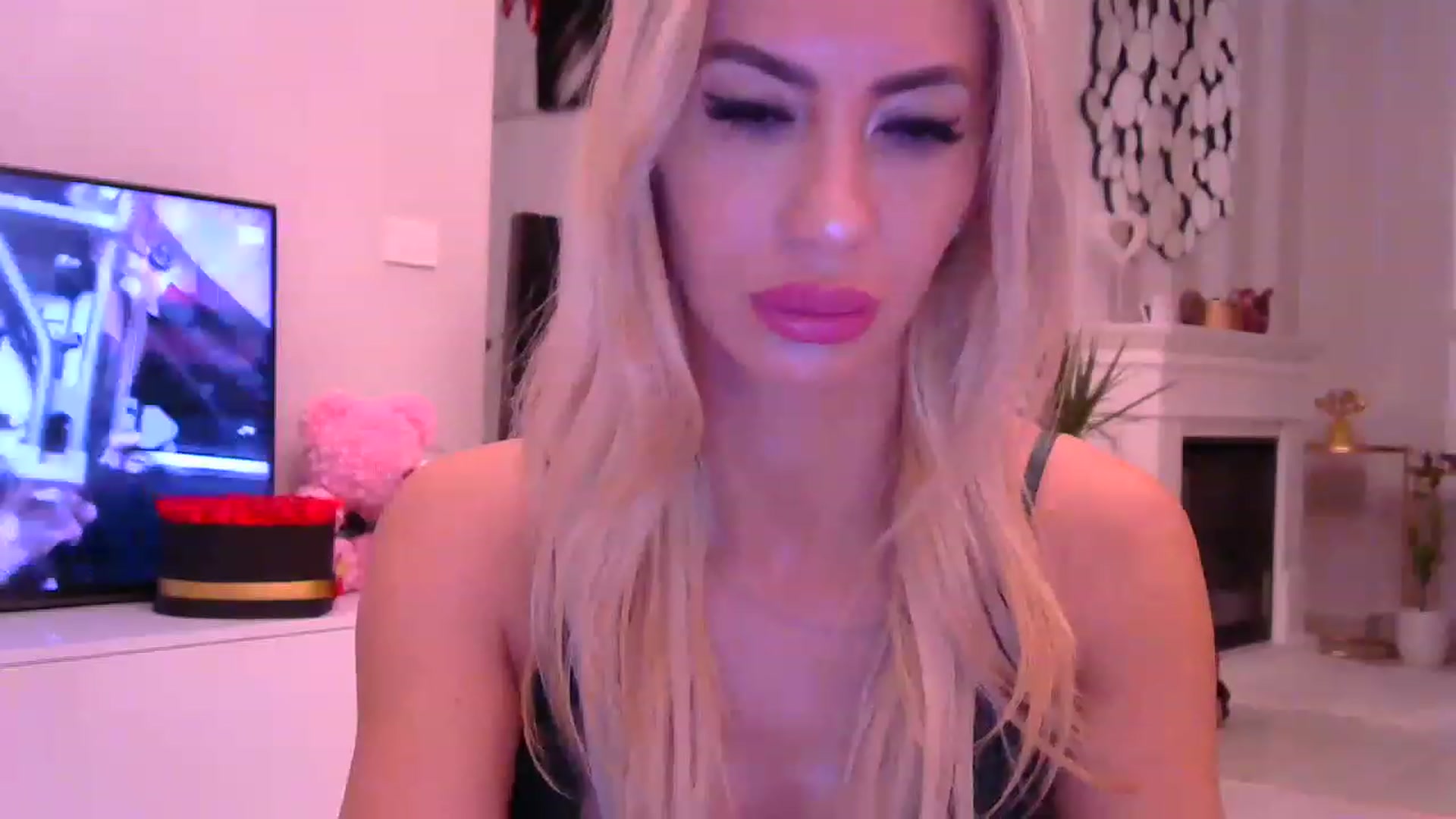 Gallery image thumbnail from Missy_alena's myfreecams stream on, 11/15/2022, 23:06 image 15 of 20