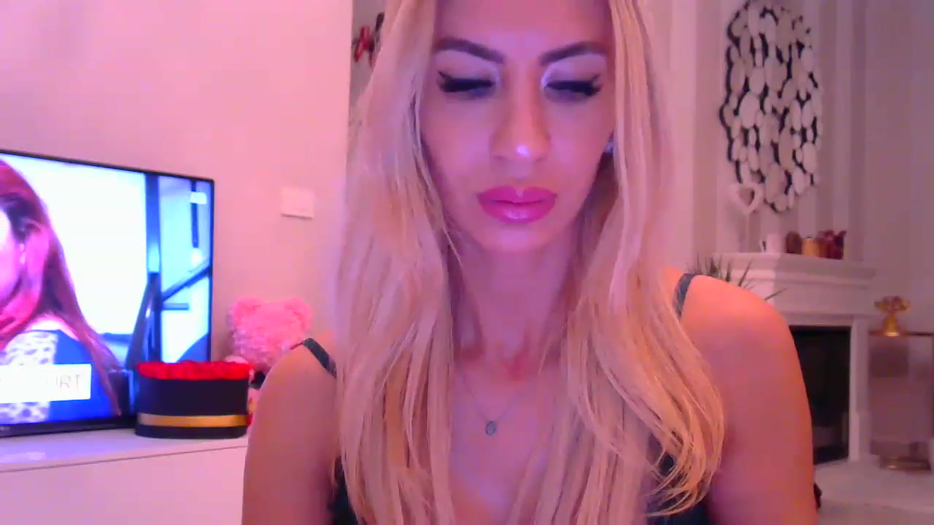 Gallery image thumbnail from Missy_alena's myfreecams stream on, 11/16/2022, 02:02 image 5 of 20