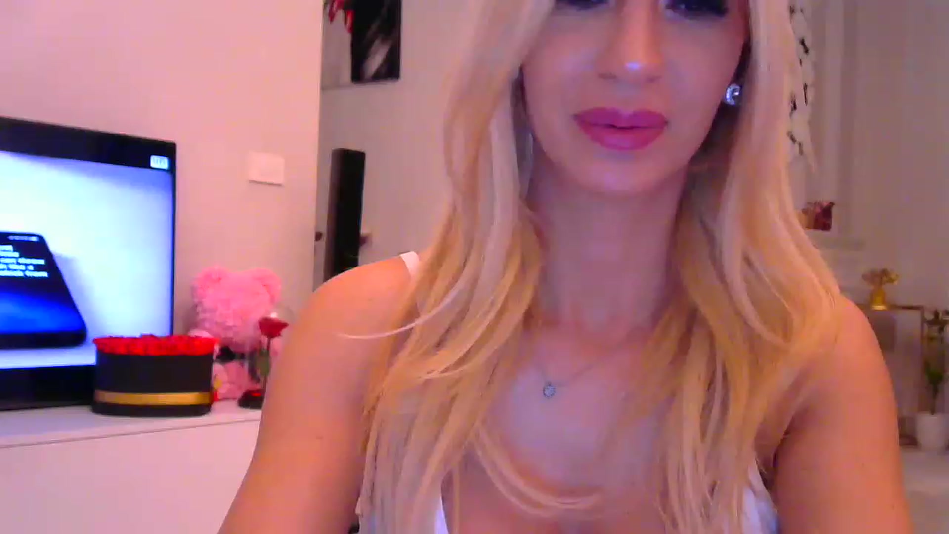 Gallery image thumbnail from Missy_alena's myfreecams stream on, 11/18/2022, 22:23 image 17 of 20