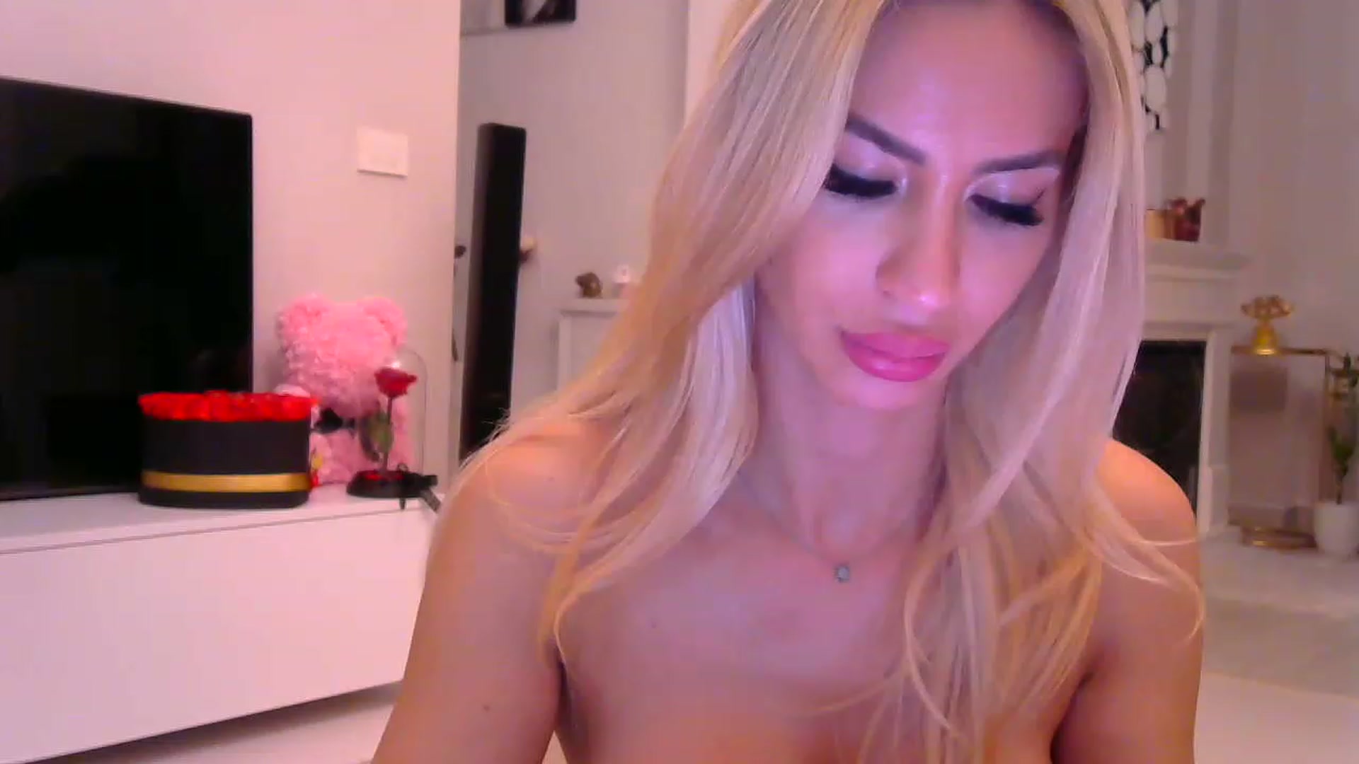 Gallery image thumbnail from Missy_alena's myfreecams stream on, 11/19/2022, 01:20 image 16 of 20