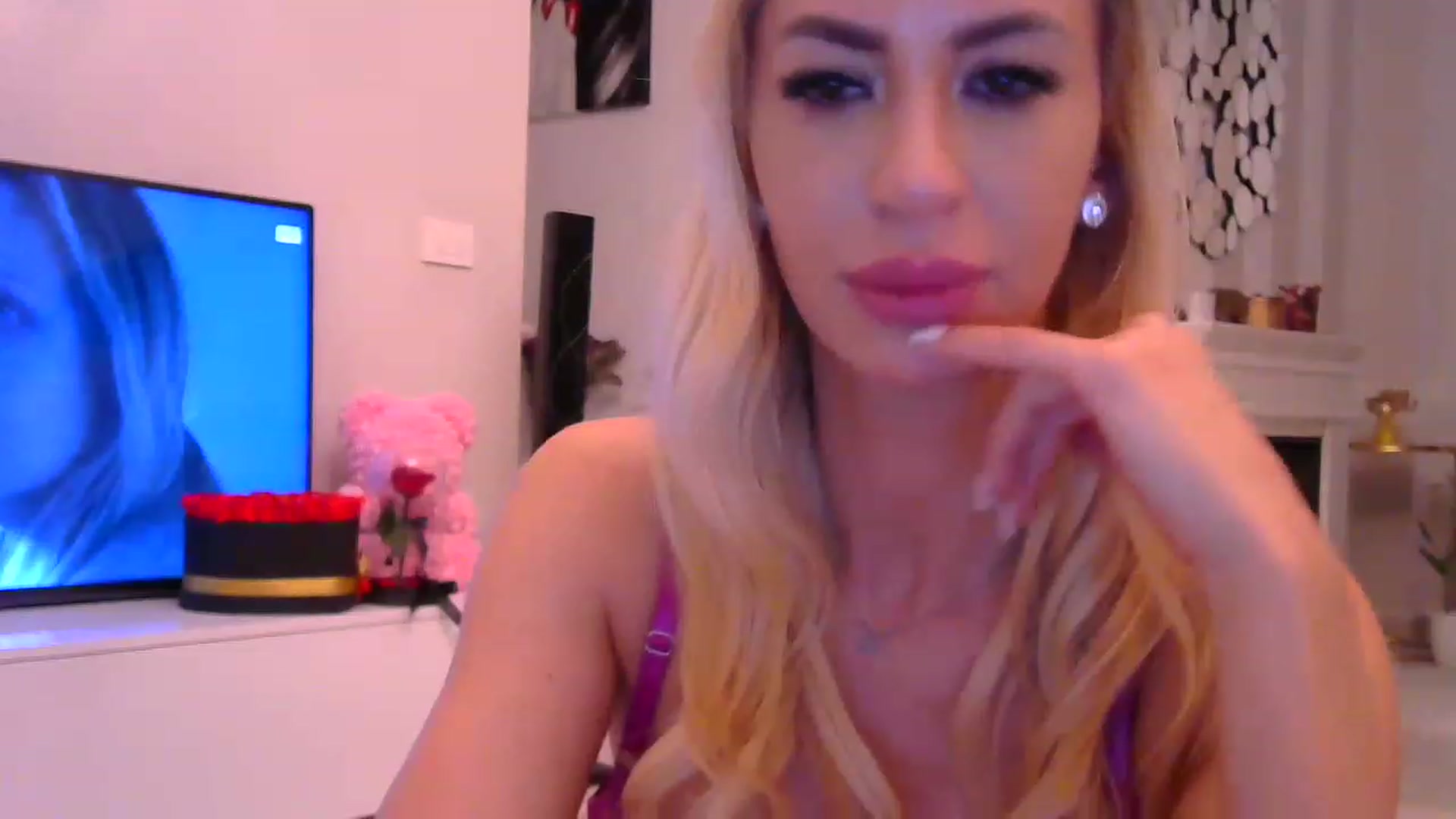 Gallery image thumbnail from Missy_alena's myfreecams stream on, 11/28/2022, 23:44 image 17 of 20