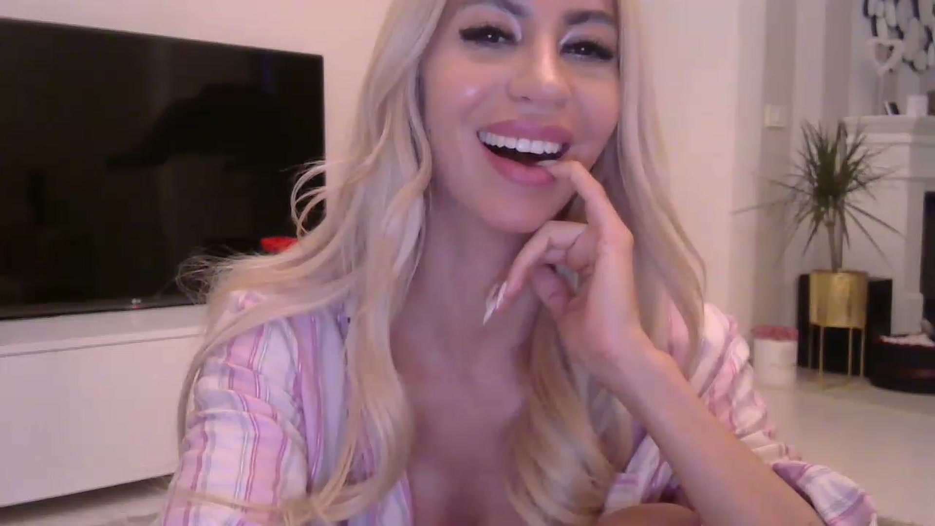 Gallery image thumbnail from Missy_alena's myfreecams stream on, 05/16/2023, 02:47 image 19 of 20